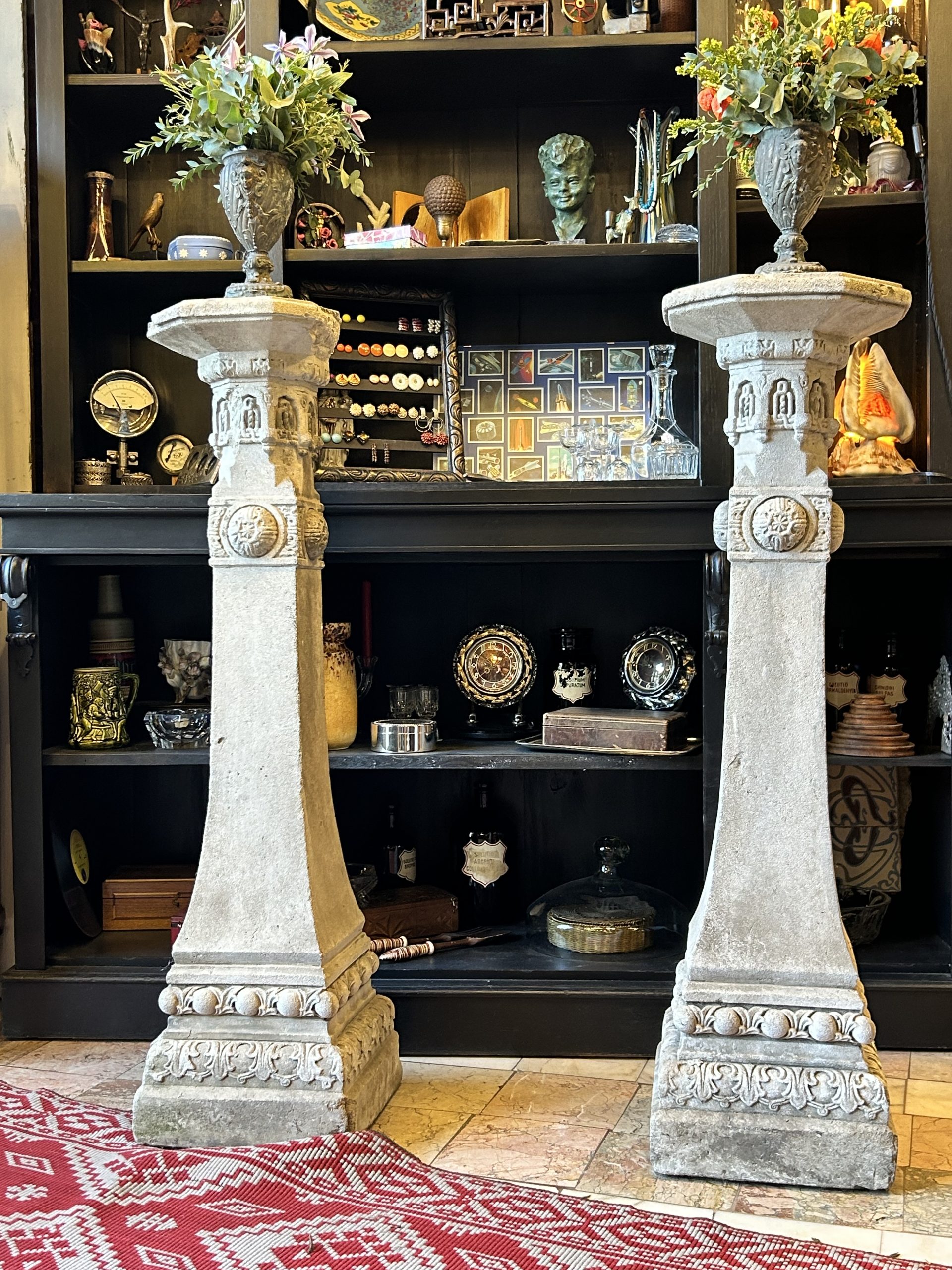 Pereche de coloane decorative din piatră artificială, stil