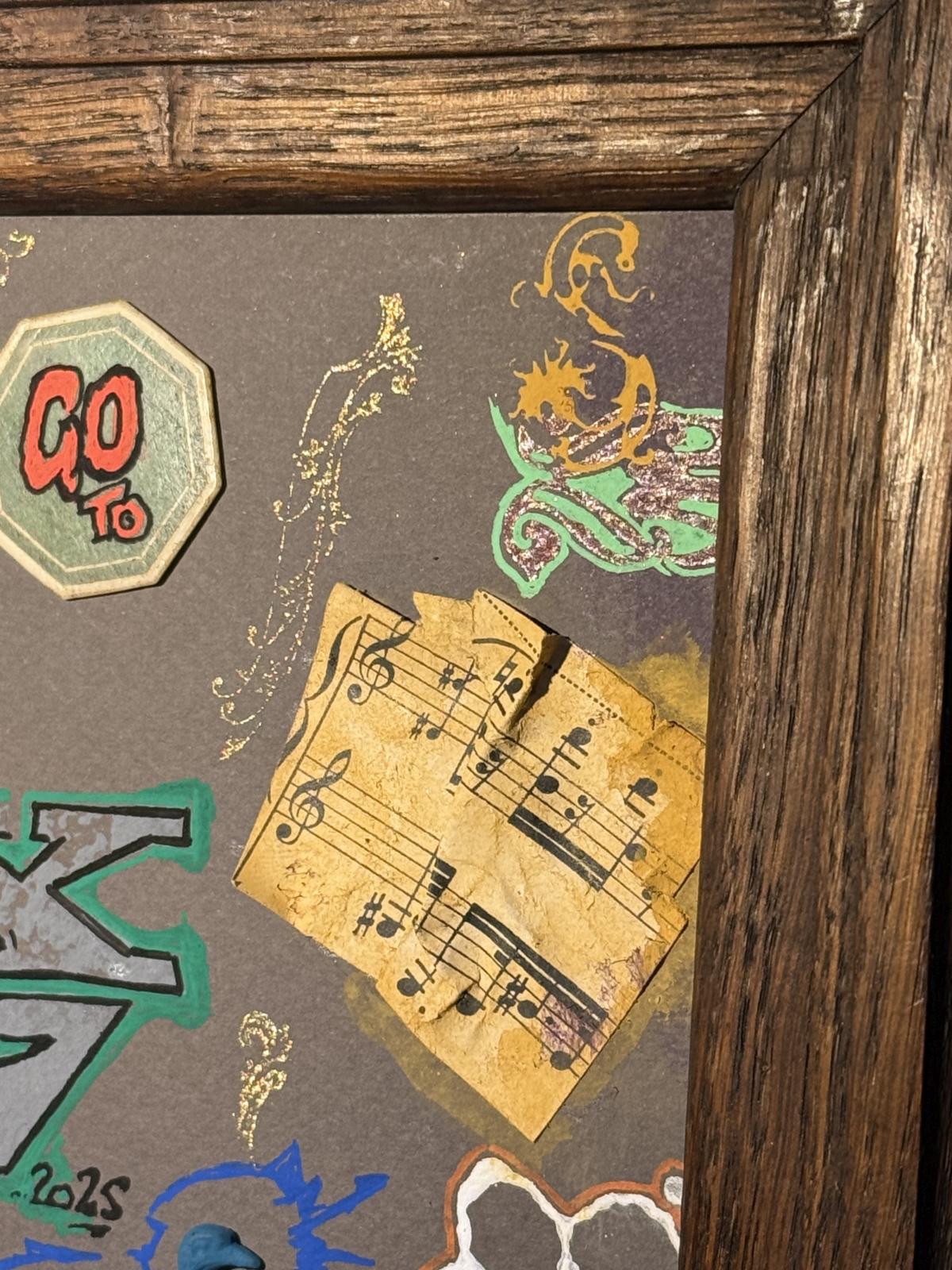 Struț urban într-un colaj artistic vibrant, realizat manual în atelierul Sertar Magic, cu elemente graffiti și ramă veche din stejar