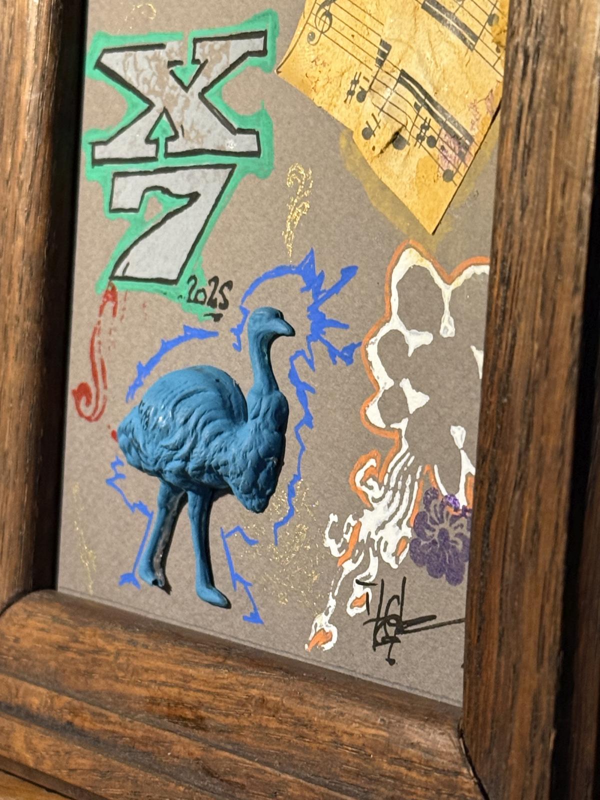 Struț urban într-un colaj artistic vibrant, realizat manual în atelierul Sertar Magic, cu elemente graffiti și ramă veche din stejar