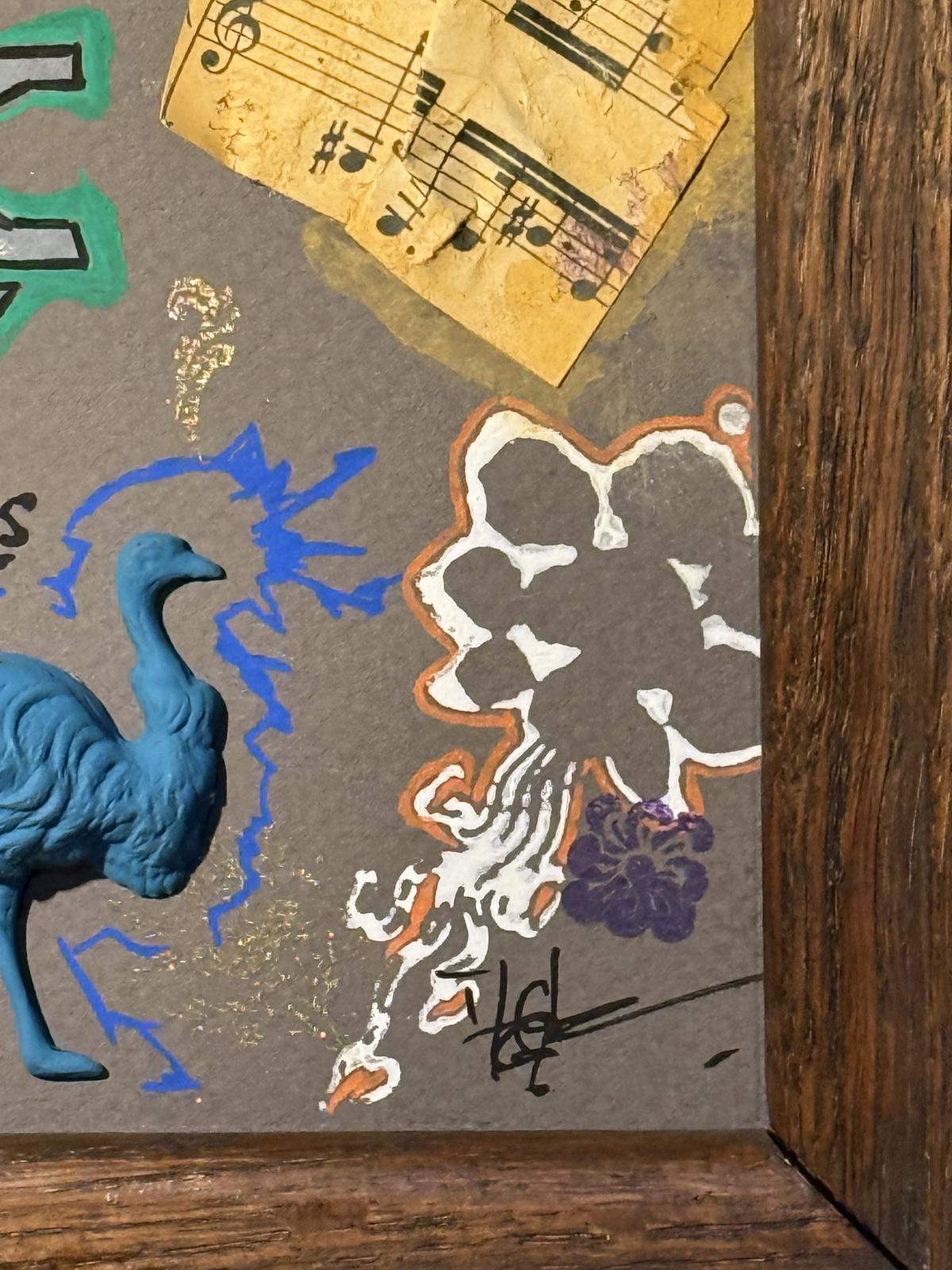 Struț urban într-un colaj artistic vibrant, realizat manual în atelierul Sertar Magic, cu elemente graffiti și ramă veche din stejar