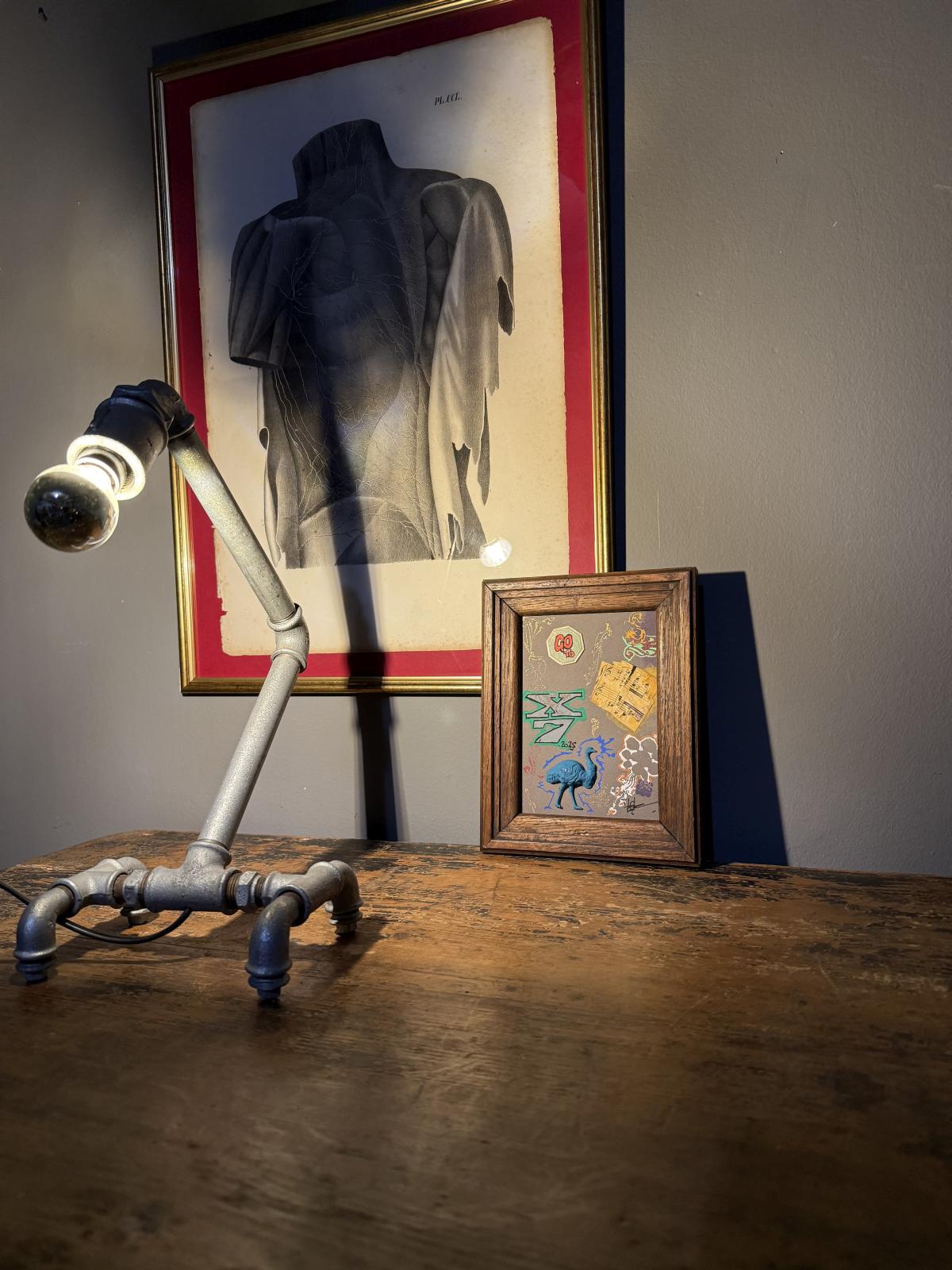 Struț urban într-un colaj artistic vibrant, realizat manual în atelierul Sertar Magic, cu elemente graffiti și ramă veche din stejar