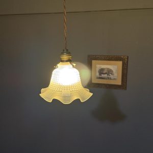 Lampă suspendată vintage cu sticlă texturată, mici defecte pe abajur și cablu textil de 170 cm – disponibilă la Sertar Magic București.