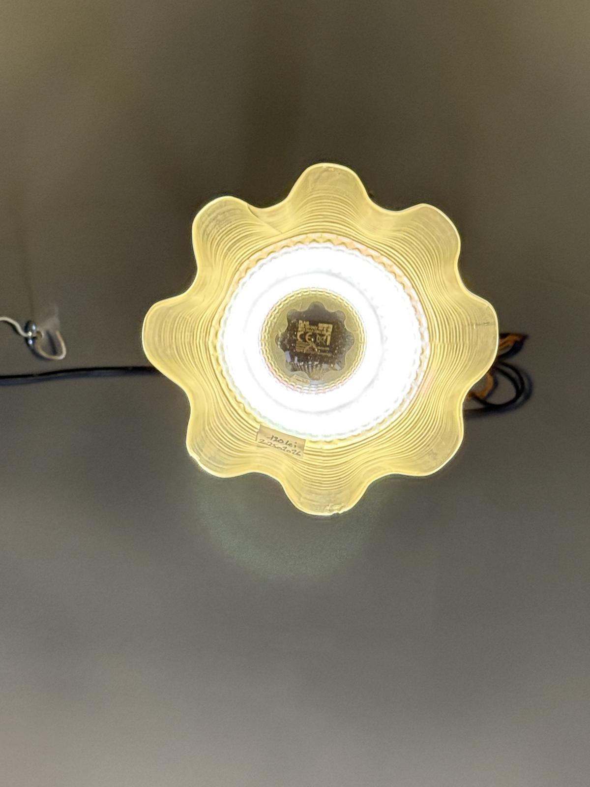 Lampă suspendată vintage cu sticlă texturată, mici defecte pe abajur și cablu textil de 170 cm – disponibilă la Sertar Magic București.