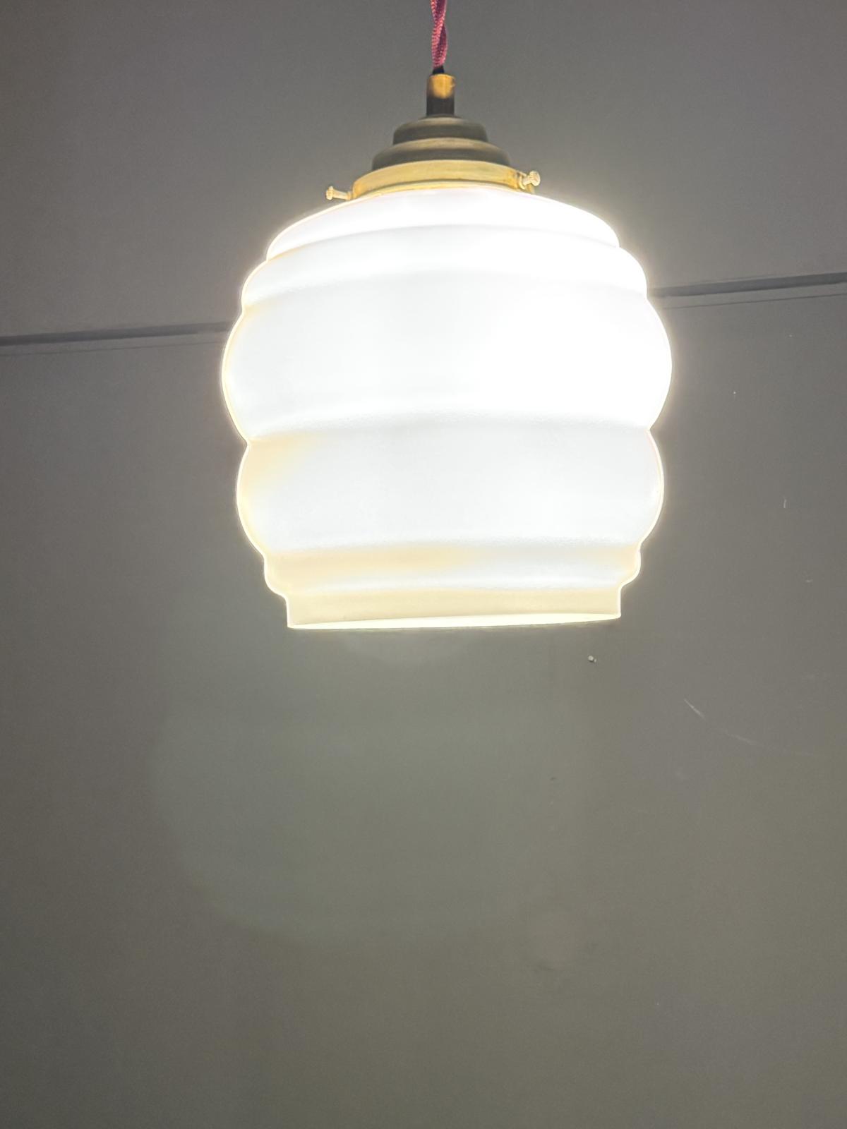 Lampă suspendată vintage din sticlă opalină albă, cu detalii din alamă – sertar magic București vintage decor antichitati