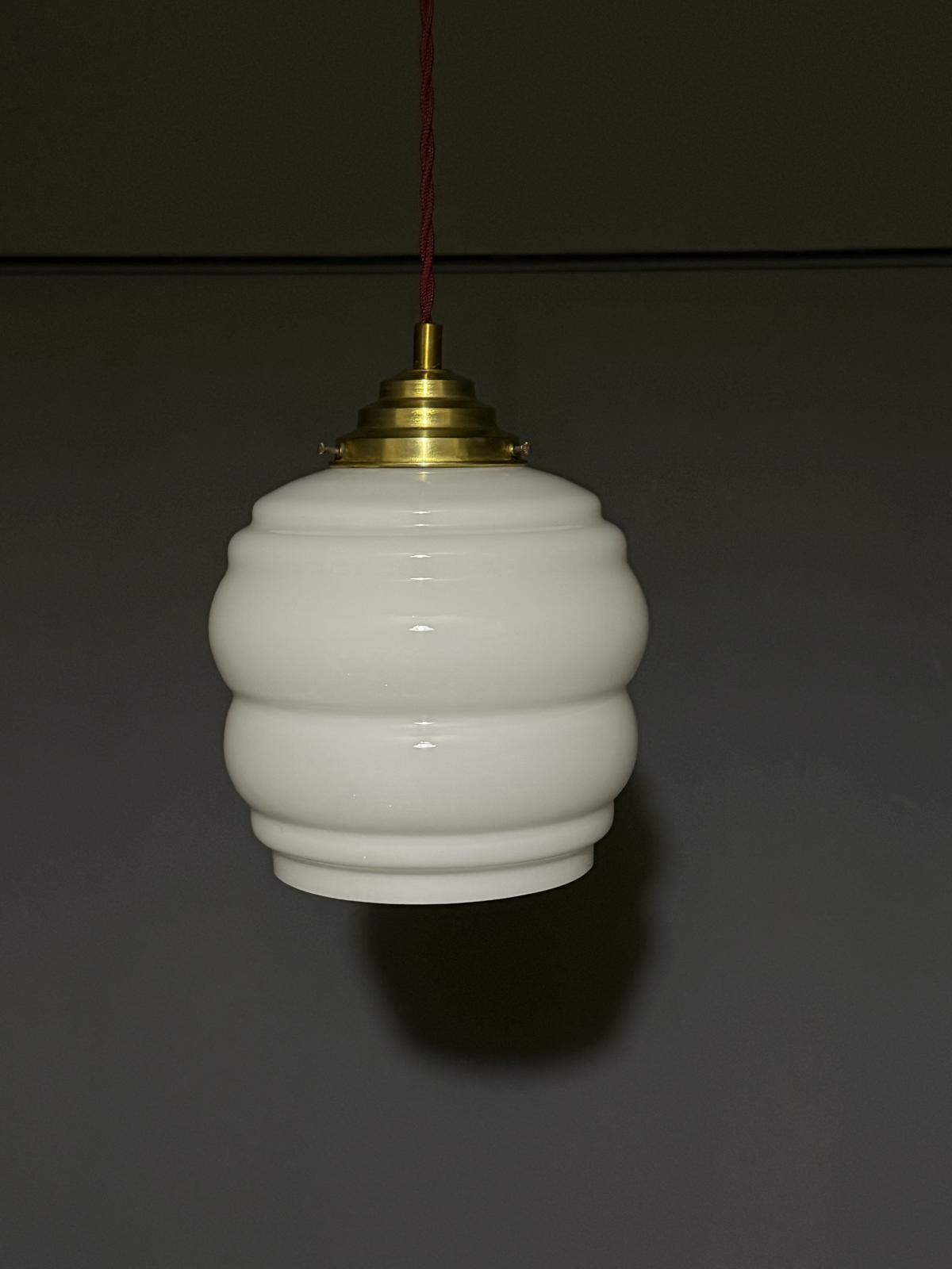 Lampă suspendată vintage din sticlă opalină albă, cu detalii din alamă – sertar magic București vintage decor antichitati