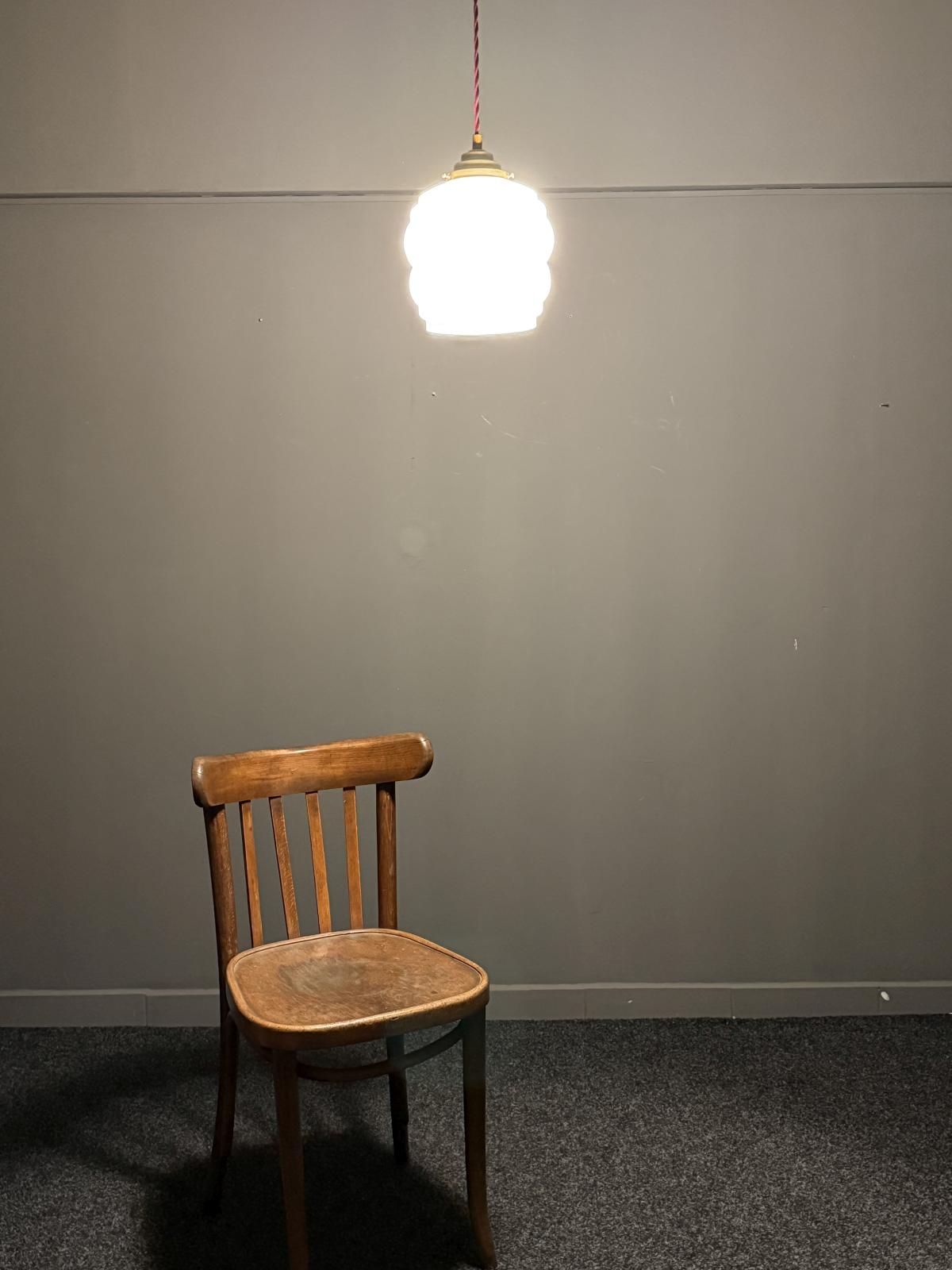 Lampă suspendată vintage din sticlă opalină albă, cu detalii din alamă – sertar magic București vintage decor antichitati