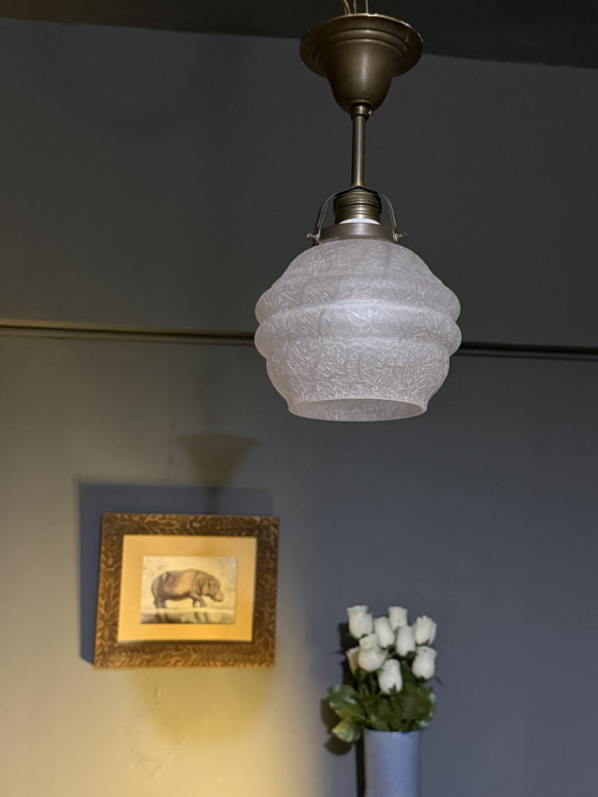 Lustră suspendată din alamă cu abajur din sticlă mată gravată, cu dimensiuni compacte – disponibilă la Sertar Magic București.