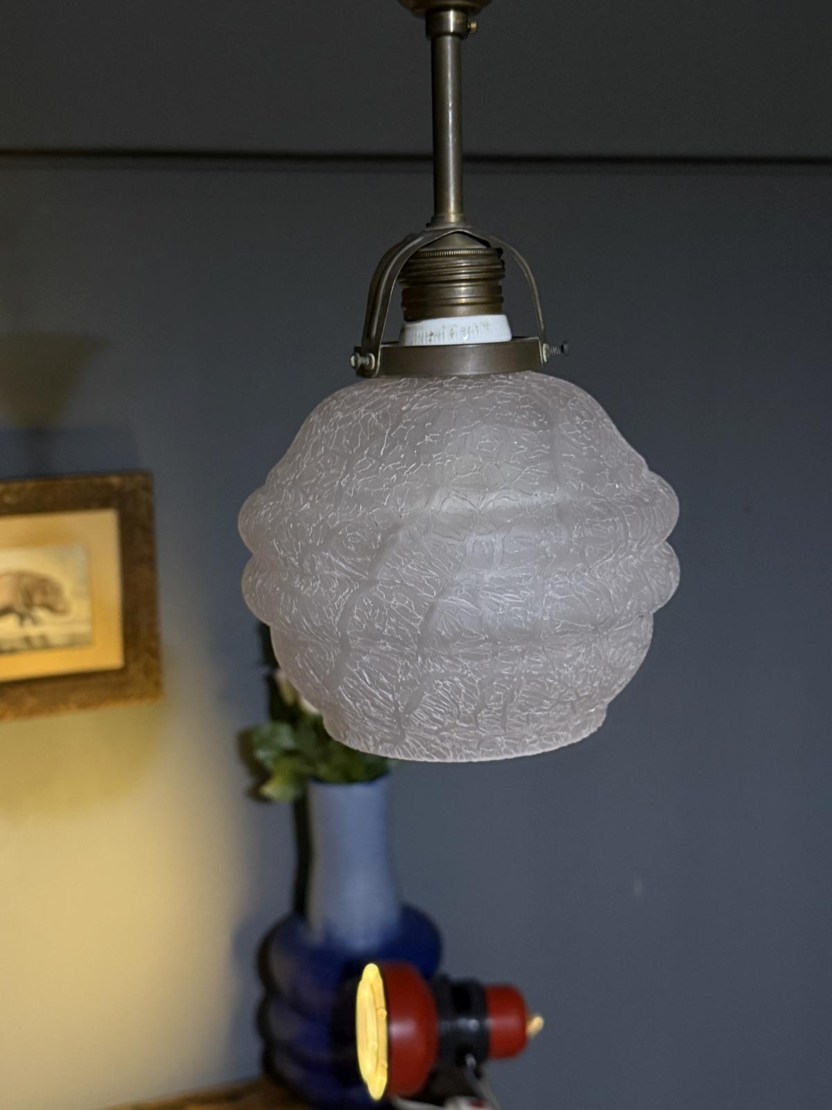 Lustră suspendată din alamă cu abajur din sticlă mată gravată, cu dimensiuni compacte – disponibilă la Sertar Magic București.