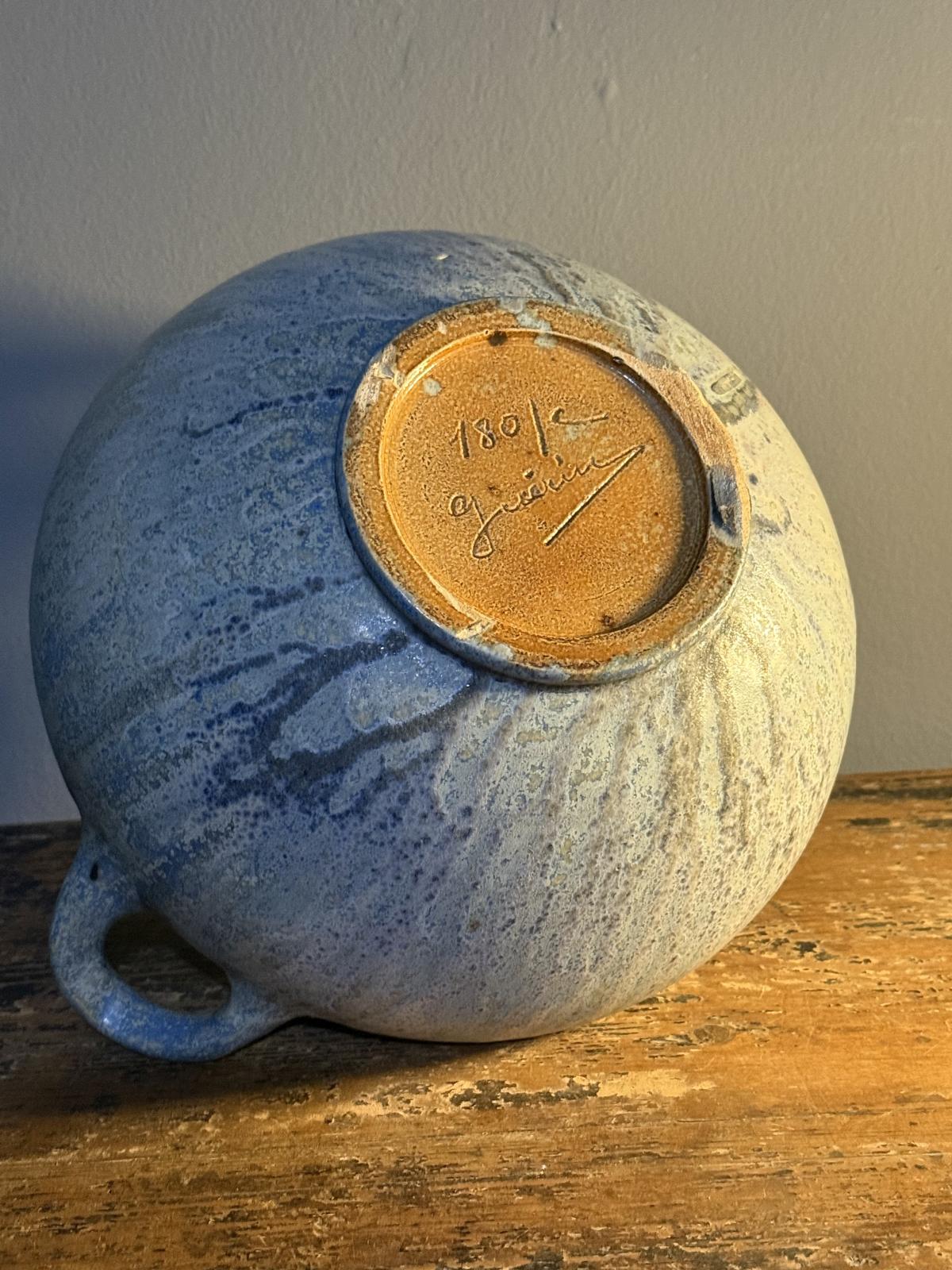 Vază ceramică semnată Guérin, Franța, decor albăstrui, 20 x 30 cm – sertar magic București.