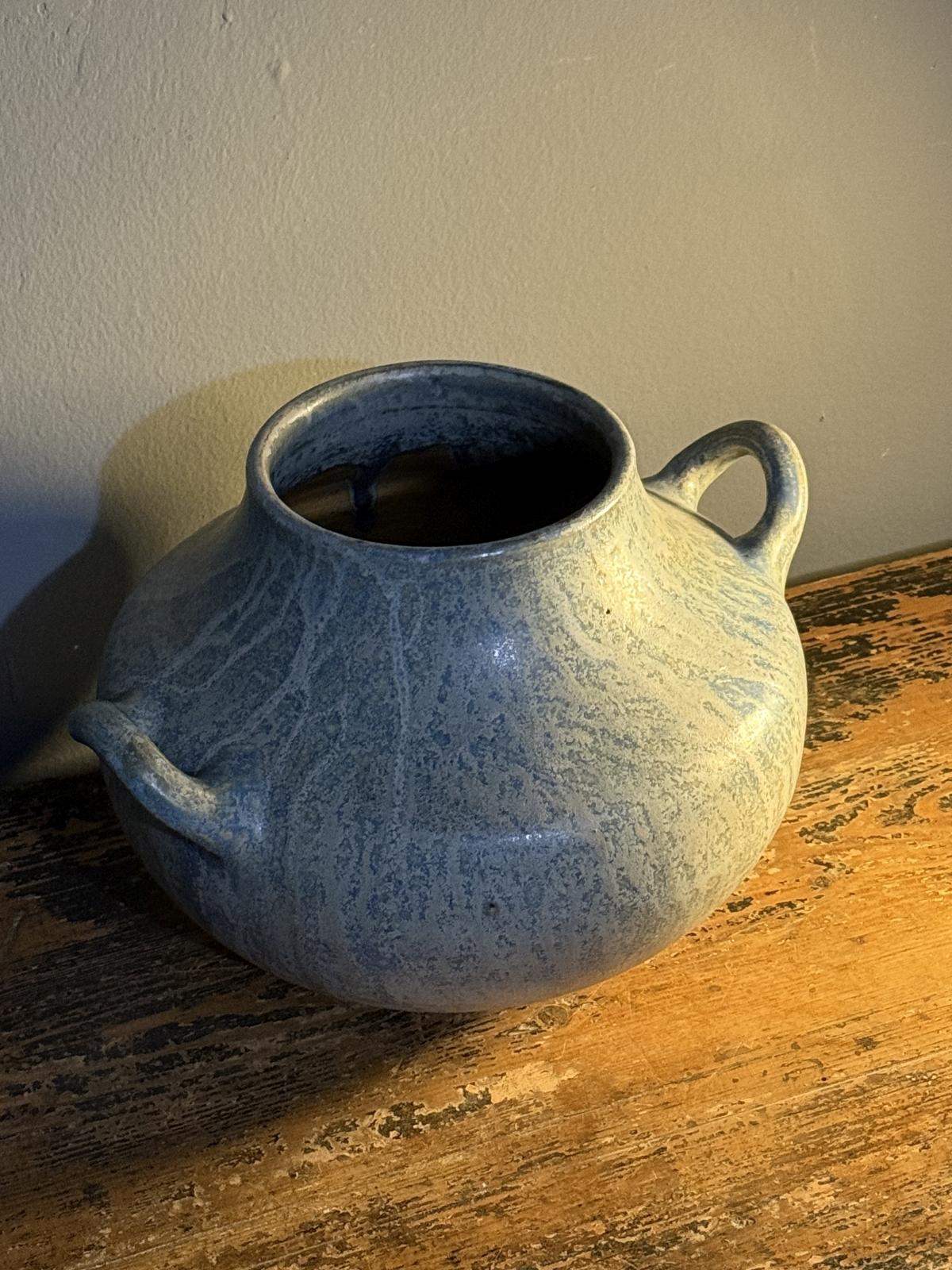 Vază ceramică semnată Guérin, Franța, decor albăstrui, 20 x 30 cm – sertar magic București.