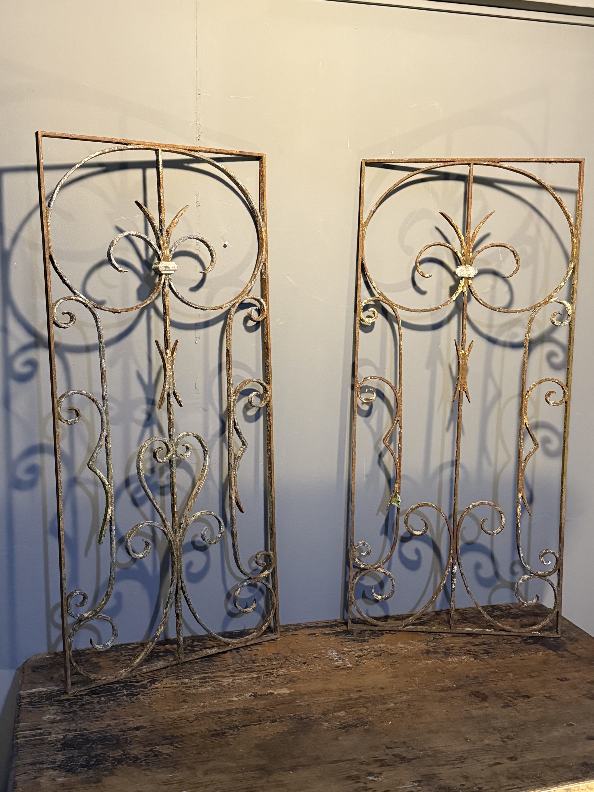 Pereche de grilaje vechi din fier forjat, cu patină originală și decor floral de inspirație Art Nouveau. sertar magic București