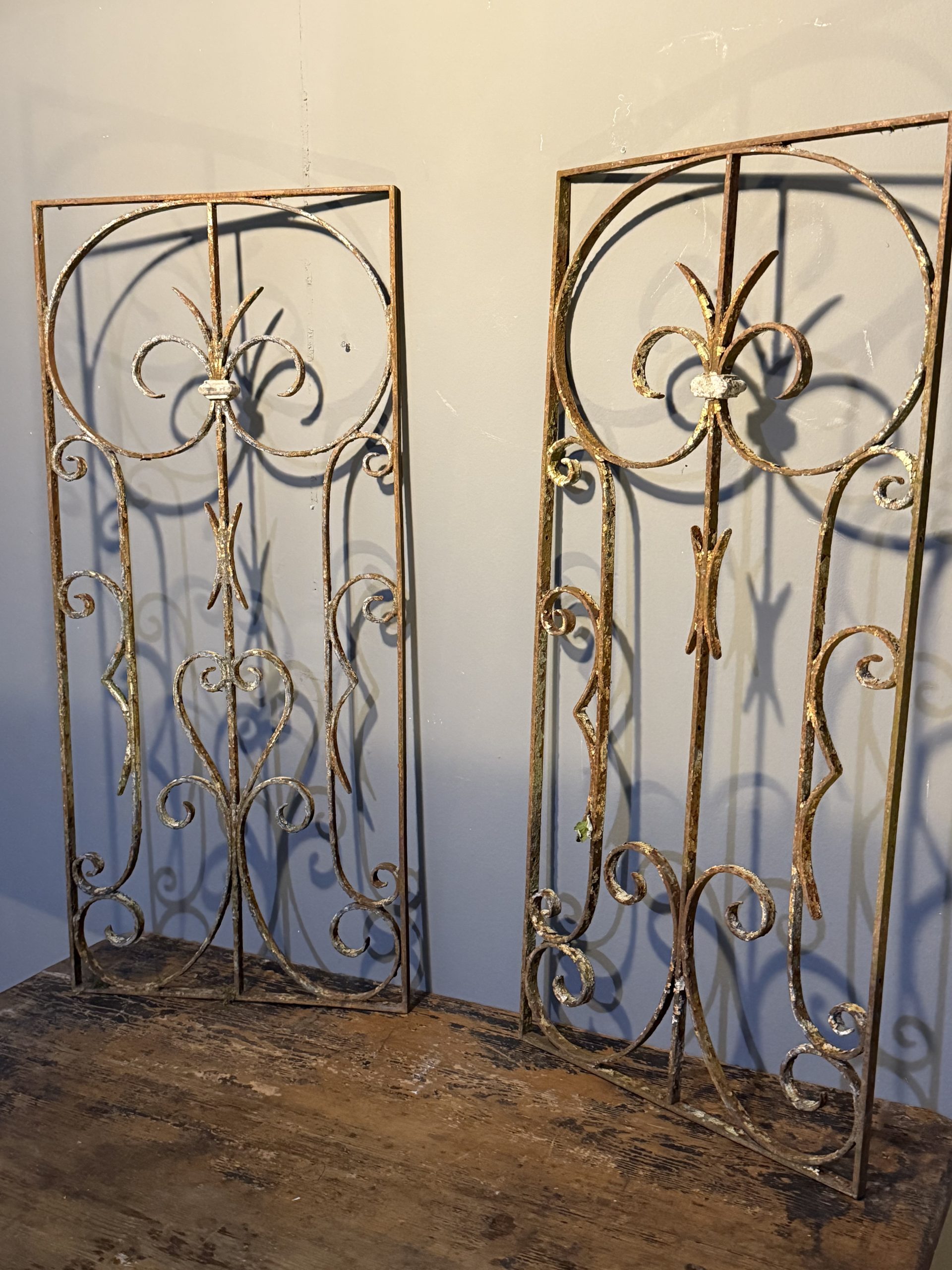 Pereche de grilaje vechi din fier forjat, cu patină originală și decor floral de inspirație Art Nouveau. sertar magic București