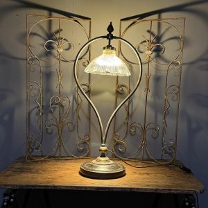 Lampă veche restaurată cu structură din alamă patinată și abajur original Holophane. Obiect decorativ cu siluetă elegantă. sertar magic București