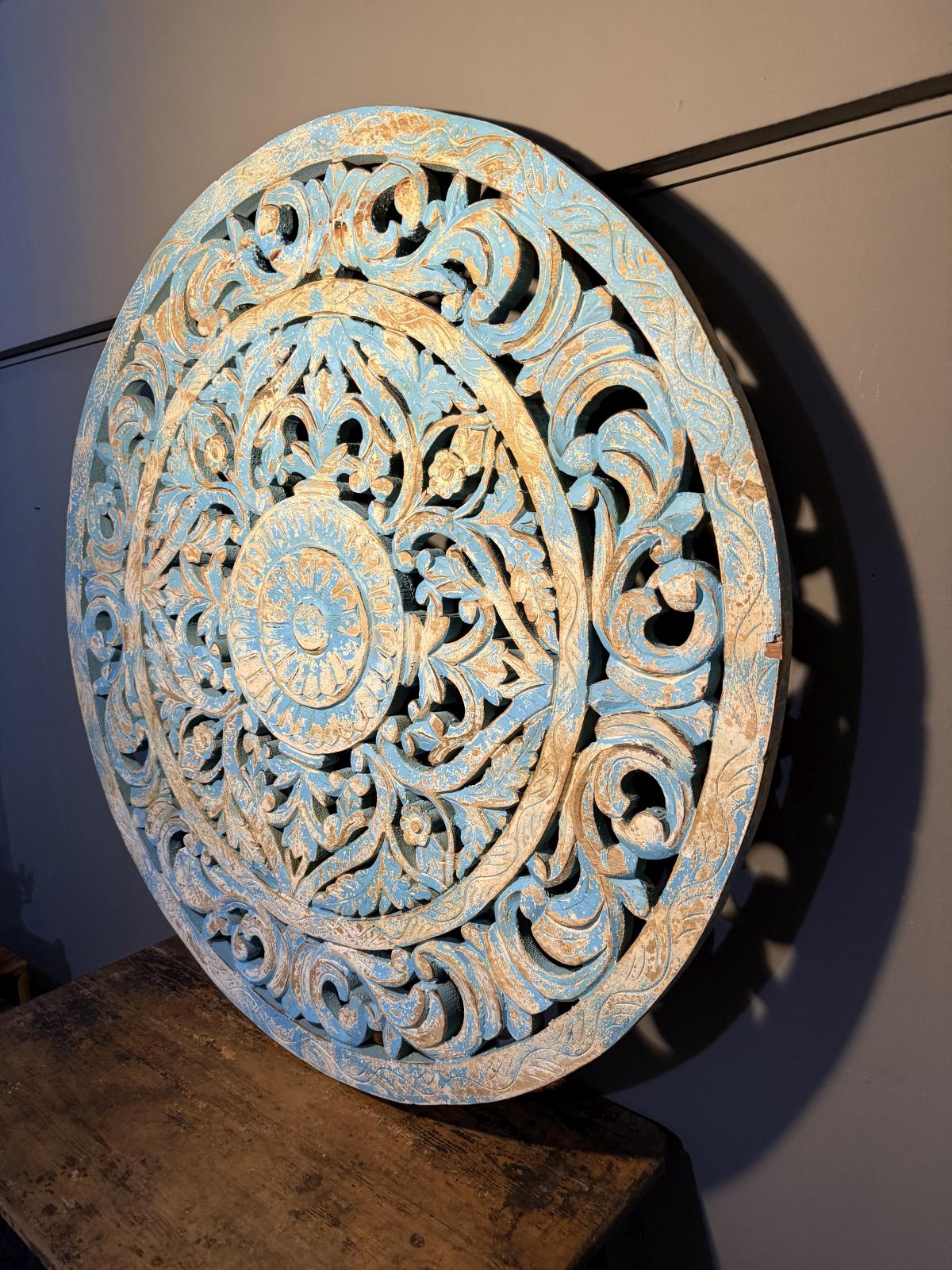 Panou decorativ rotund din lemn sculptat, 132 cm diametru, cu finisaj bleu patinat – disponibil în magazinul sertar magic București.