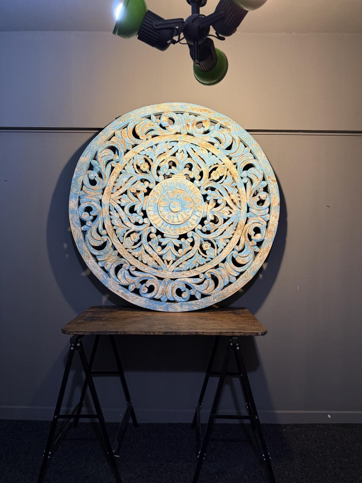 Panou decorativ rotund din lemn sculptat, 132 cm diametru, cu finisaj bleu patinat – disponibil în magazinul sertar magic București.