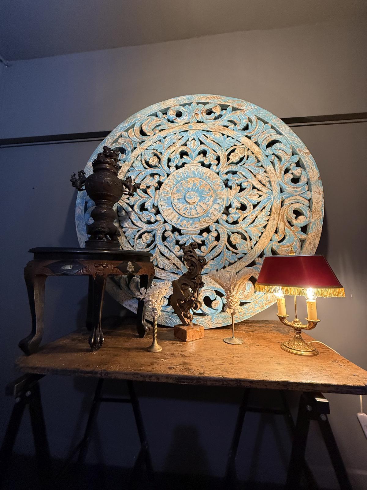 Panou decorativ rotund din lemn sculptat, 132 cm diametru, cu finisaj bleu patinat – disponibil în magazinul sertar magic București.