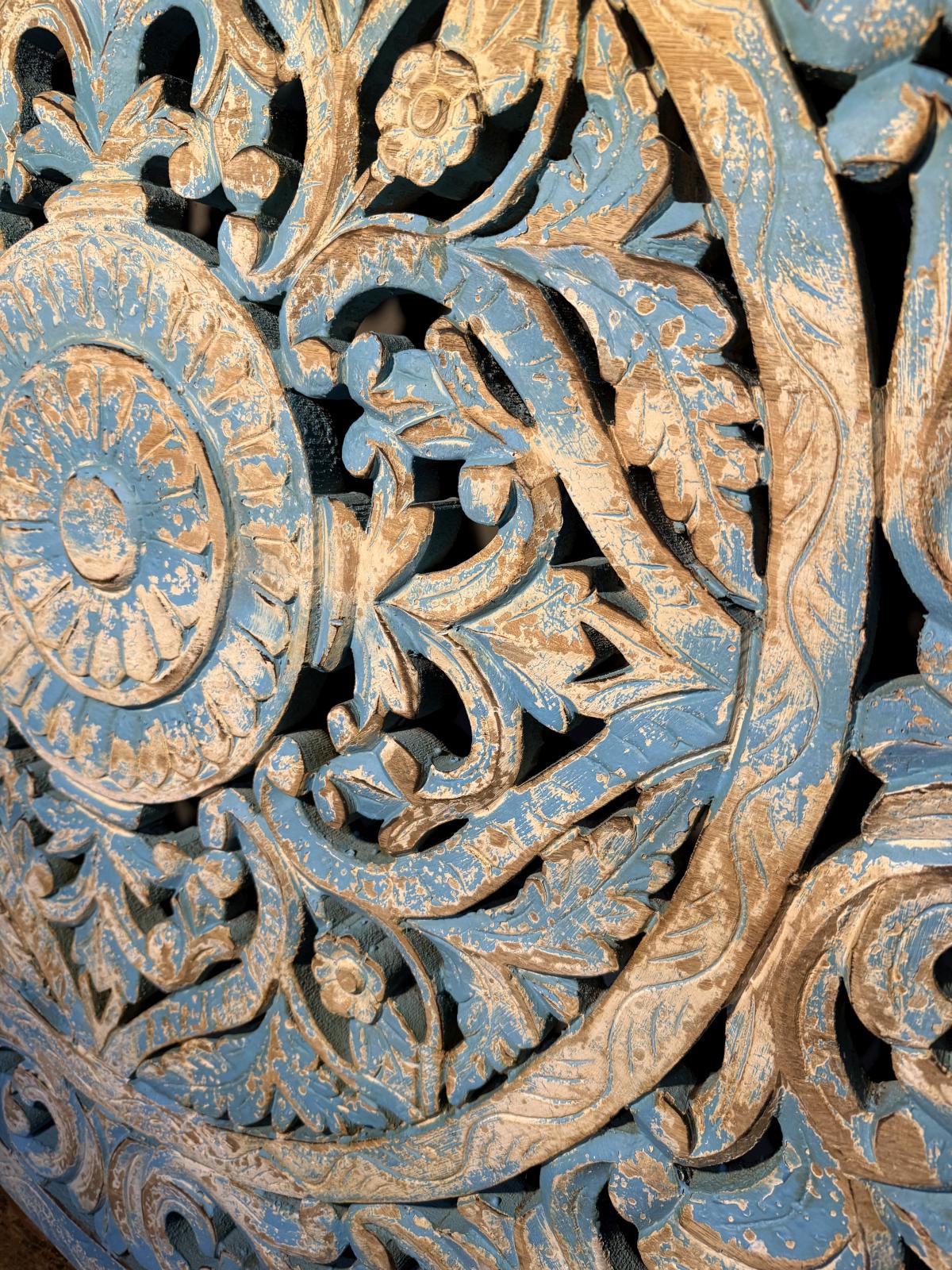 Panou decorativ rotund din lemn sculptat, 132 cm diametru, cu finisaj bleu patinat – disponibil în magazinul sertar magic București.