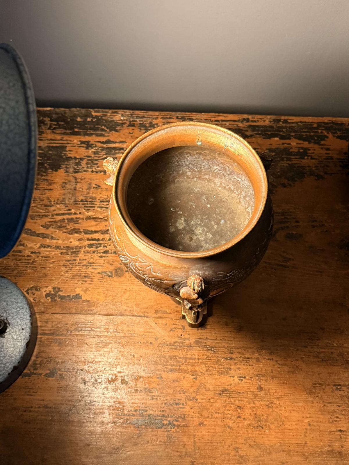 Vas decorativ din bronz semnat Raulin, cu decor în relief, picioare sculpturale și patină de epocă, înălțime 19,5 cm. sertar magic București