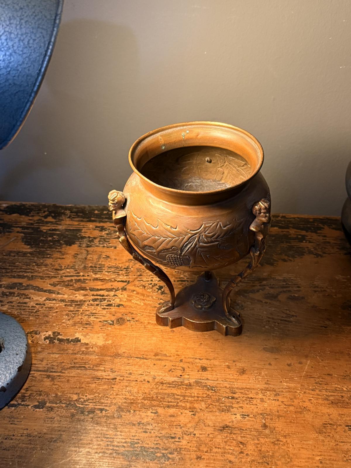 Vas decorativ din bronz semnat Raulin, cu decor în relief, picioare sculpturale și patină de epocă, înălțime 19,5 cm. sertar magic București