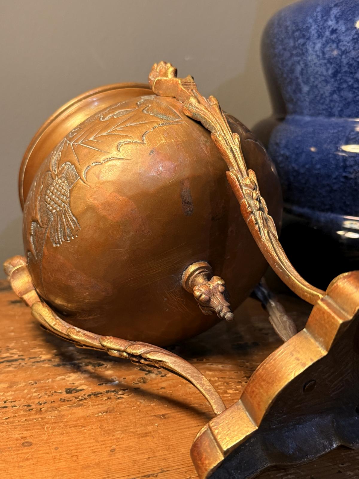 Vas decorativ din bronz semnat Raulin, cu decor în relief, picioare sculpturale și patină de epocă, înălțime 19,5 cm. sertar magic București