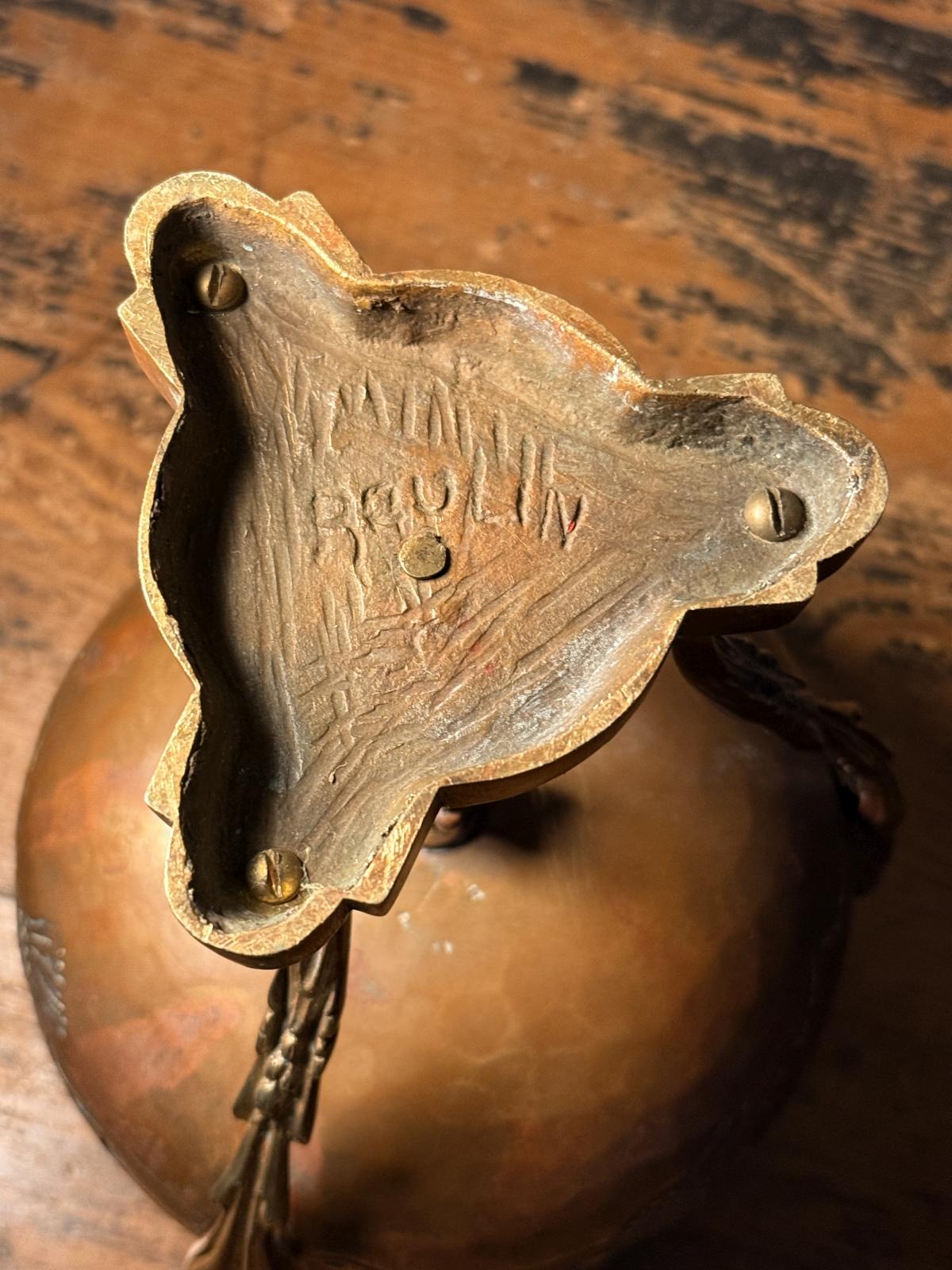 Vas decorativ din bronz semnat Raulin, cu decor în relief, picioare sculpturale și patină de epocă, înălțime 19,5 cm. sertar magic București