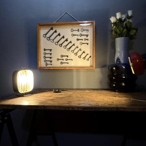 Vitrină decorativă cu 32 de chei vechi autentice. Montate manual pe suport textil, sub sticlă. sertar magic București