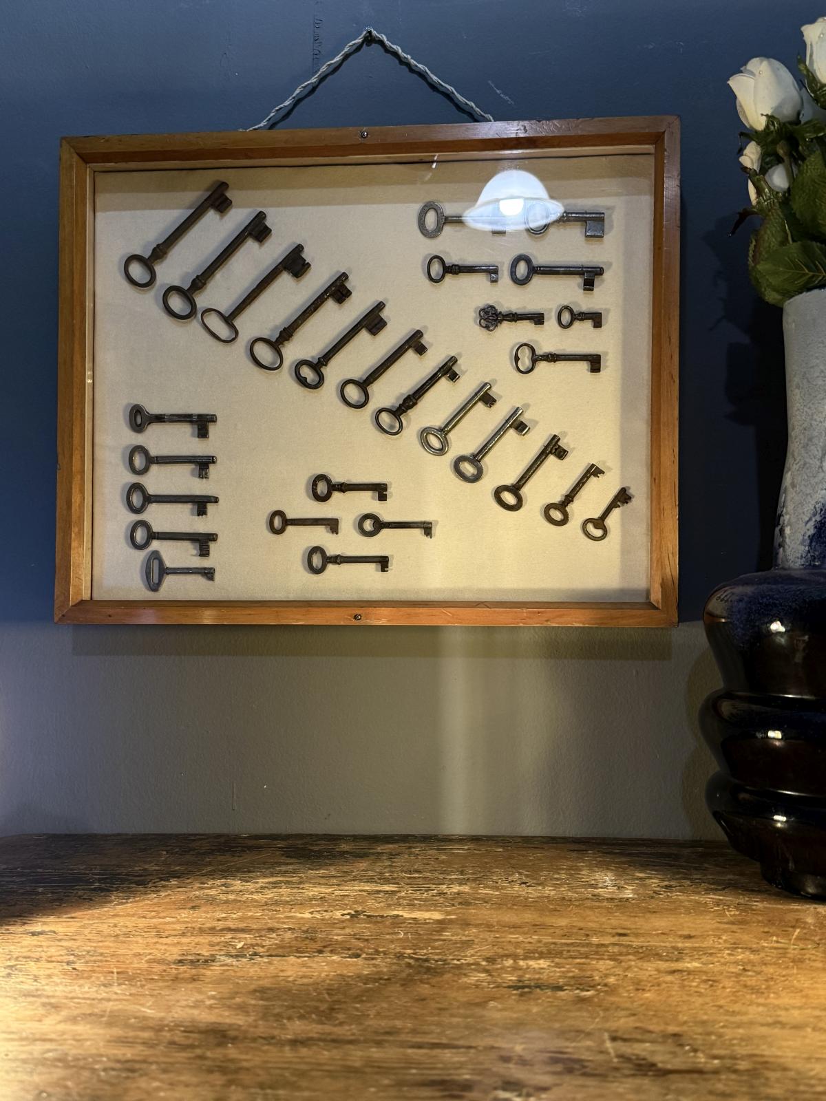 Vitrină decorativă cu 32 de chei vechi autentice. Montate manual pe suport textil, sub sticlă. sertar magic București