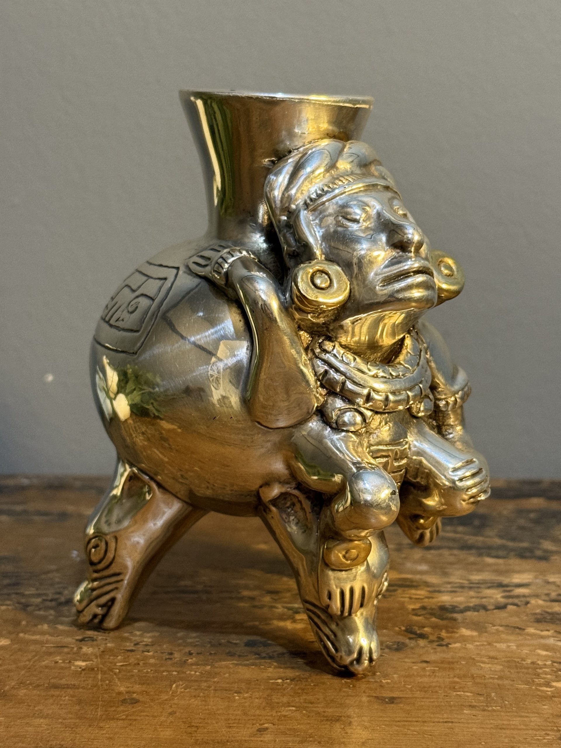 Vas decorativ „D’Argenta” Mexic, stil precolumbian toltec/aztec, ceramică placată cu argint și aur, H 13,5 cm – sertar magic București.