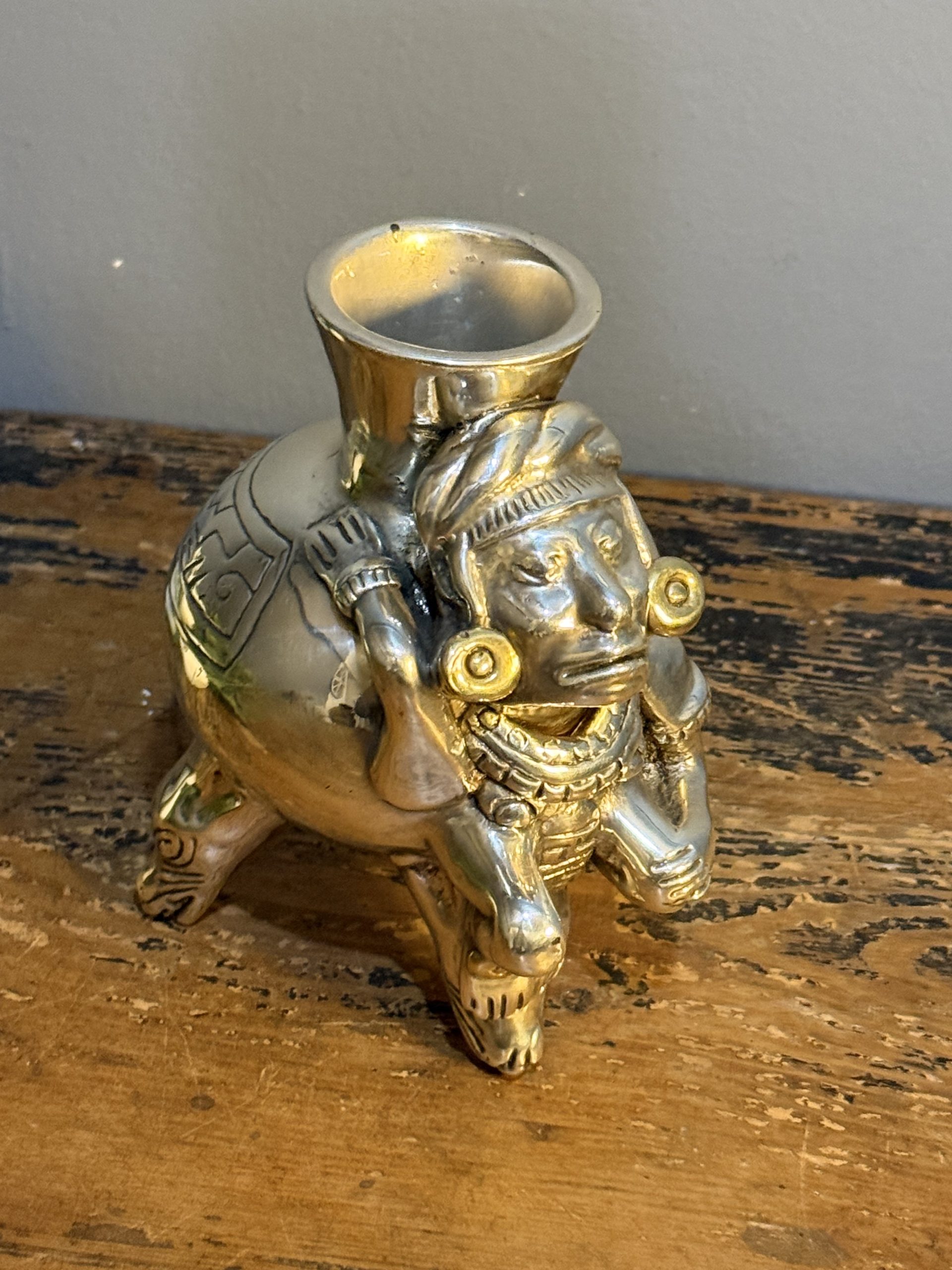 Vas decorativ „D’Argenta” Mexic, stil precolumbian toltec/aztec, ceramică placată cu argint și aur, H 13,5 cm – sertar magic București.