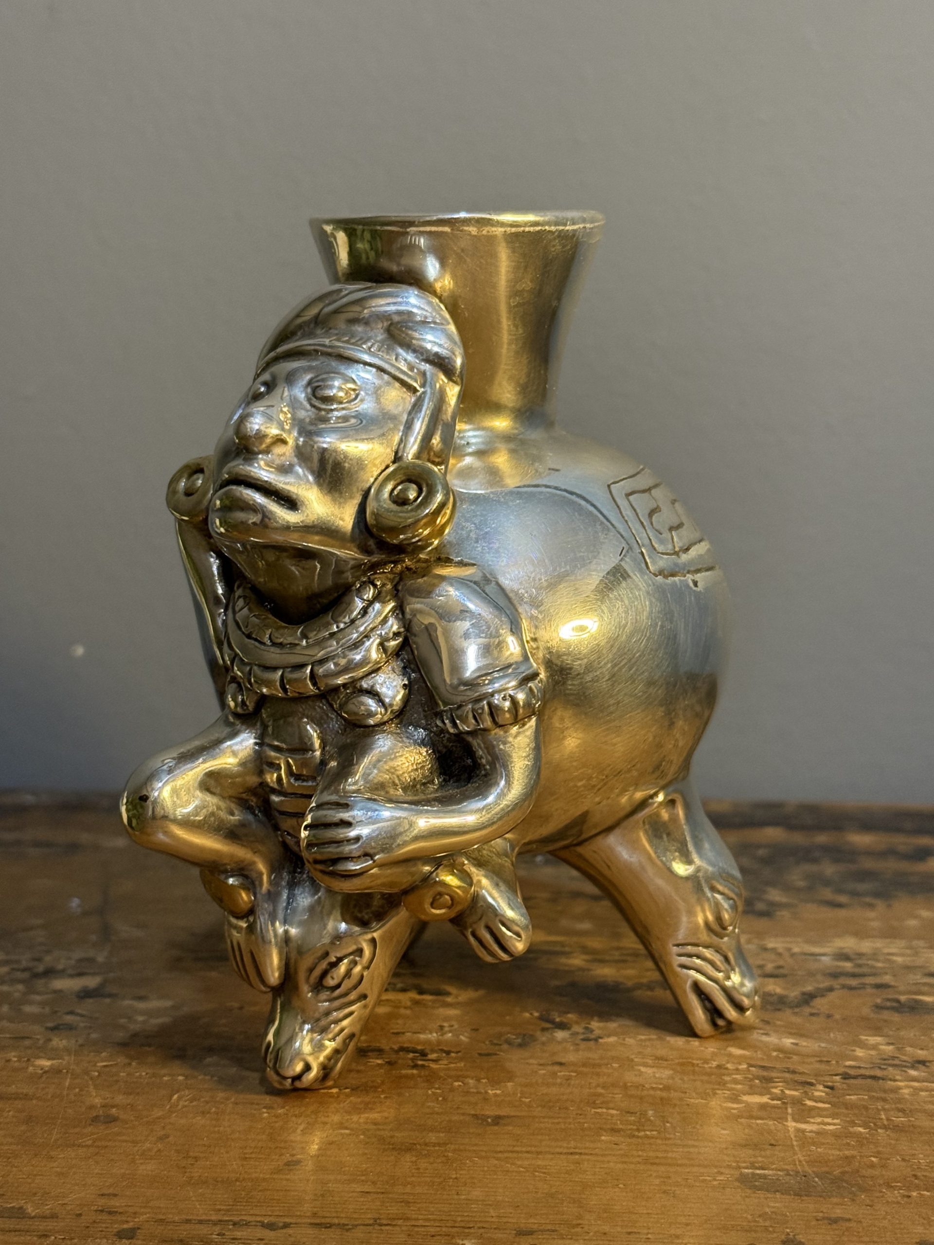 Vas decorativ „D’Argenta” Mexic, stil precolumbian toltec/aztec, ceramică placată cu argint și aur, H 13,5 cm – sertar magic București.