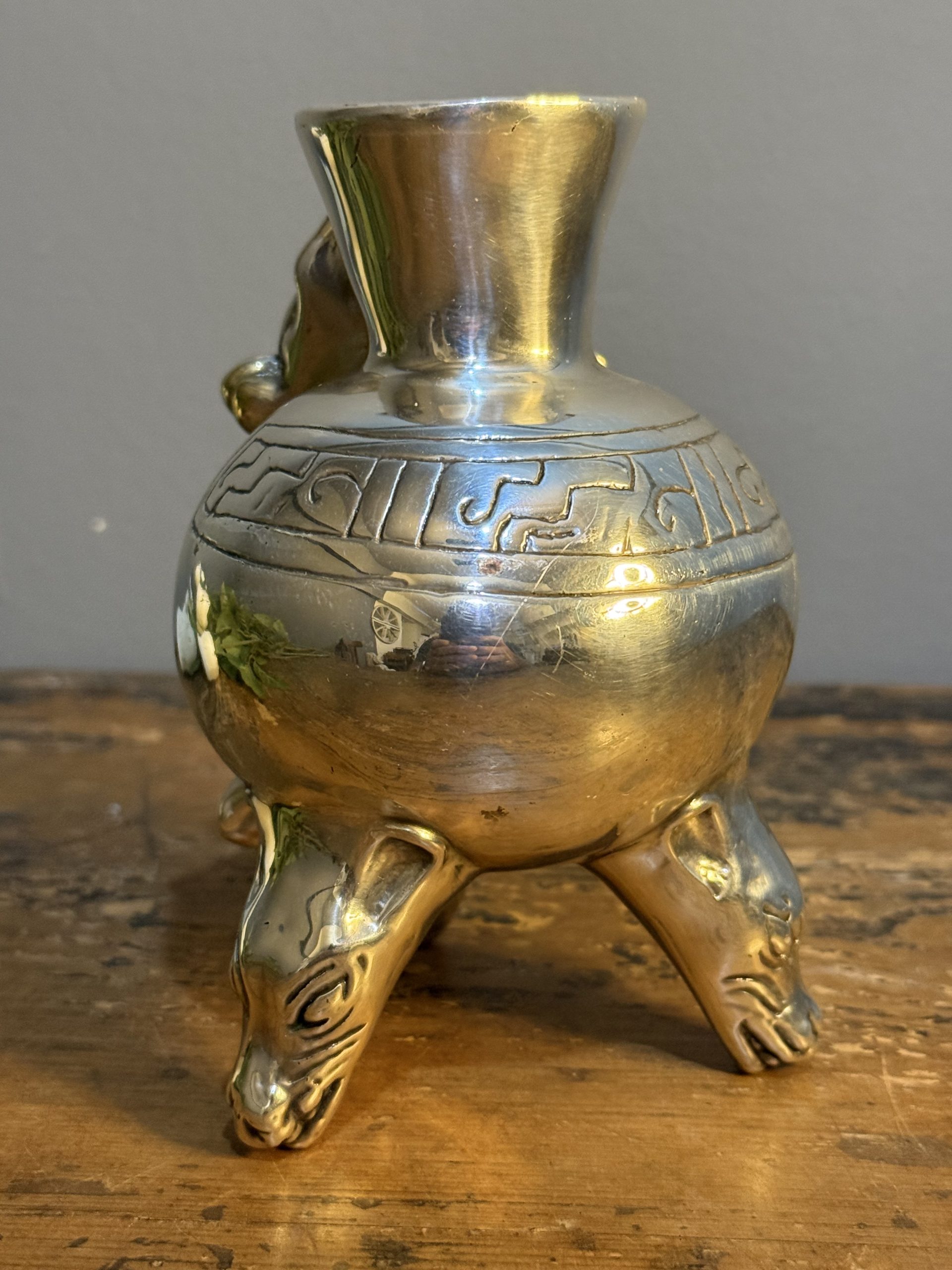 Vas decorativ „D’Argenta” Mexic, stil precolumbian toltec/aztec, ceramică placată cu argint și aur, H 13,5 cm – sertar magic București.