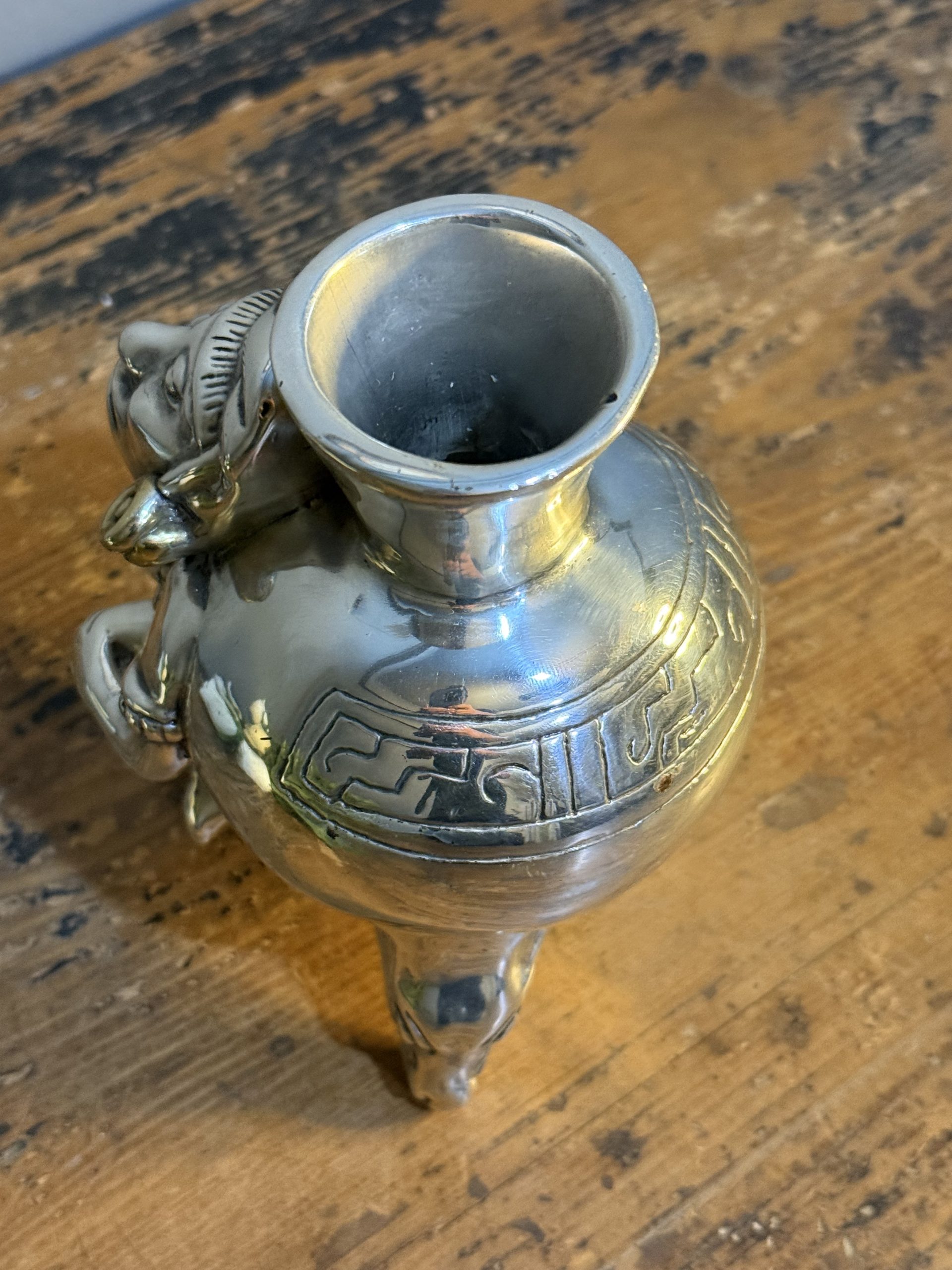 Vas decorativ „D’Argenta” Mexic, stil precolumbian toltec/aztec, ceramică placată cu argint și aur, H 13,5 cm – sertar magic București.