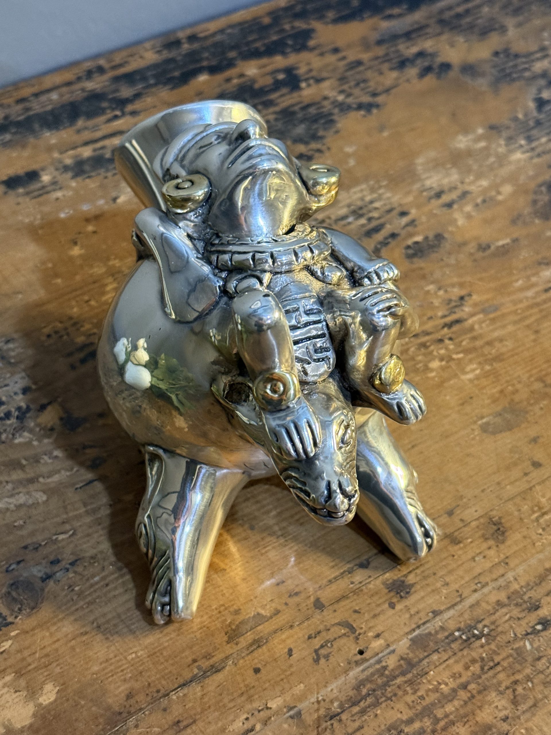 Vas decorativ „D’Argenta” Mexic, stil precolumbian toltec/aztec, ceramică placată cu argint și aur, H 13,5 cm – sertar magic București.