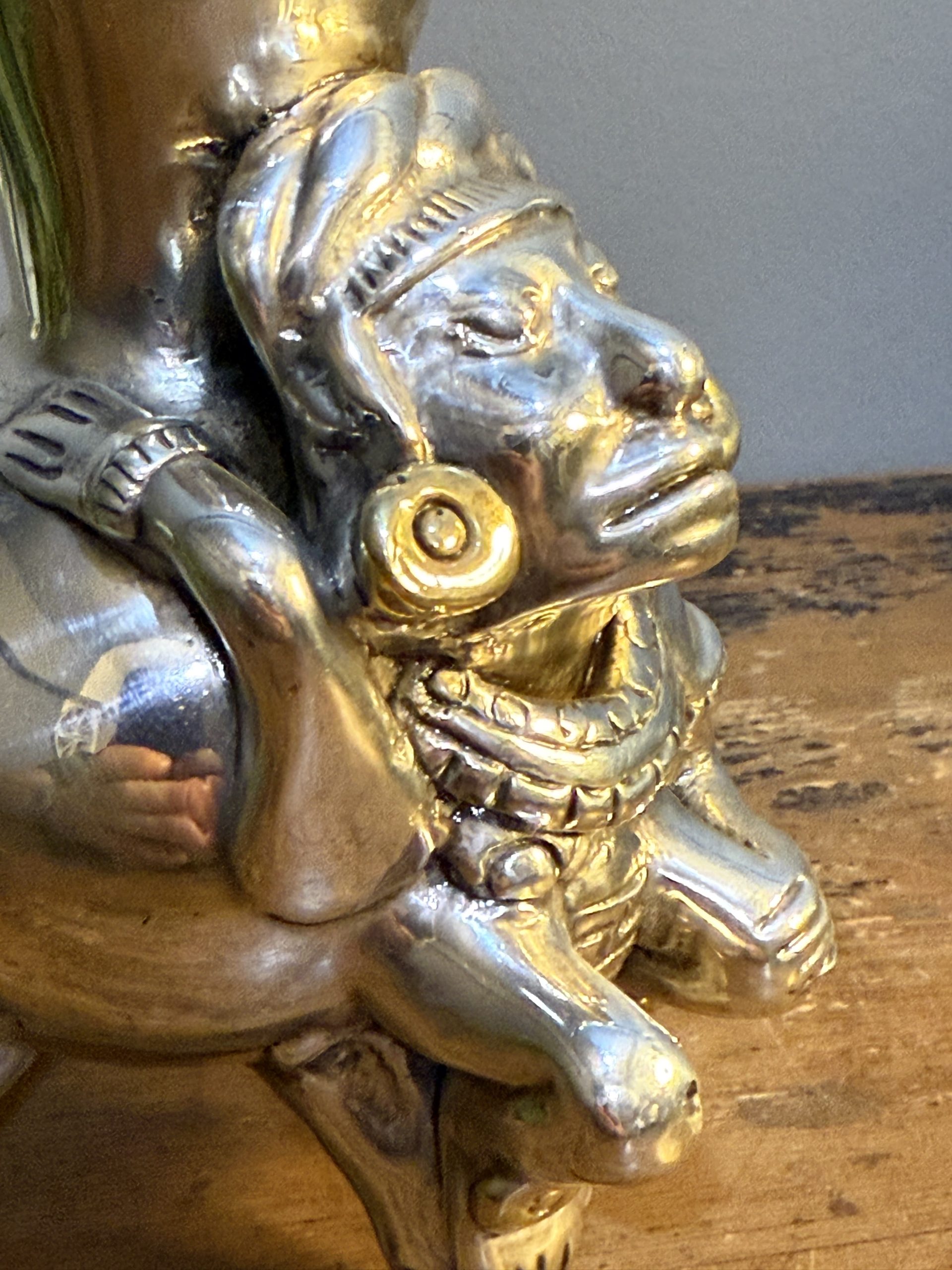 Vas decorativ „D’Argenta” Mexic, stil precolumbian toltec/aztec, ceramică placată cu argint și aur, H 13,5 cm – sertar magic București.