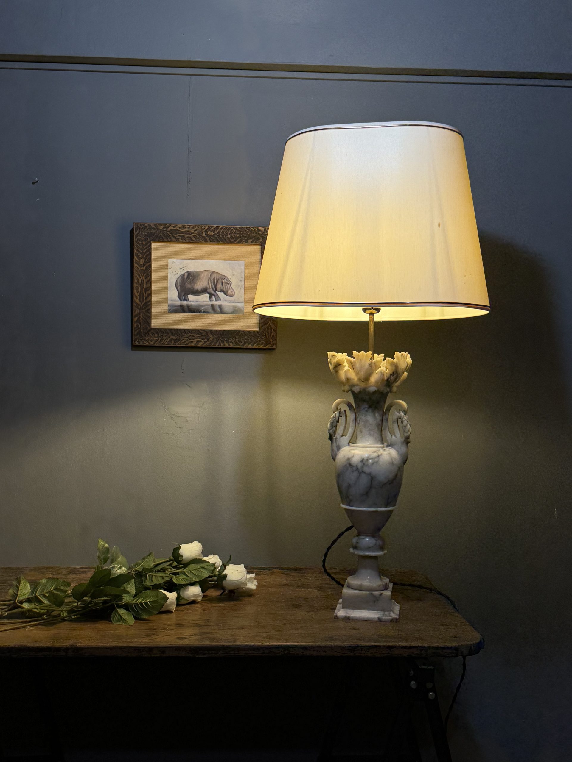 Lampă mare din alabastru sculptat, stil neoclasic, înălțime 88 cm, cablu textil nou și detalii decorative elegante. sertar magic București.