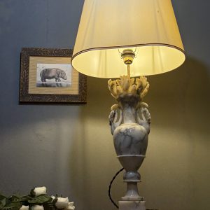 Lampă mare din alabastru sculptat, stil neoclasic, înălțime 88 cm, cablu textil nou și detalii decorative elegante. sertar magic București.