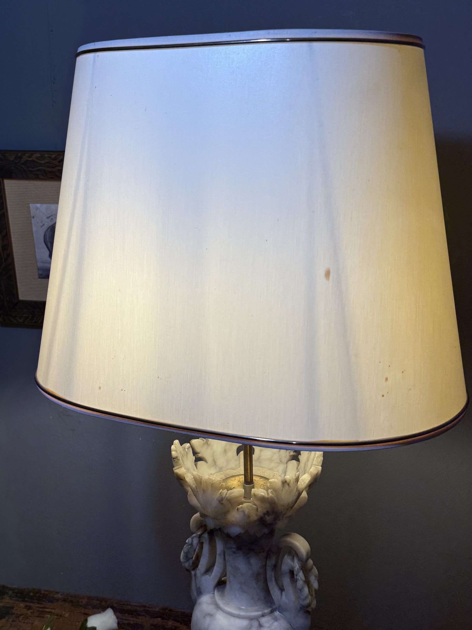 Lampă mare din alabastru sculptat, stil neoclasic, înălțime 88 cm, cablu textil nou și detalii decorative elegante. sertar magic București.