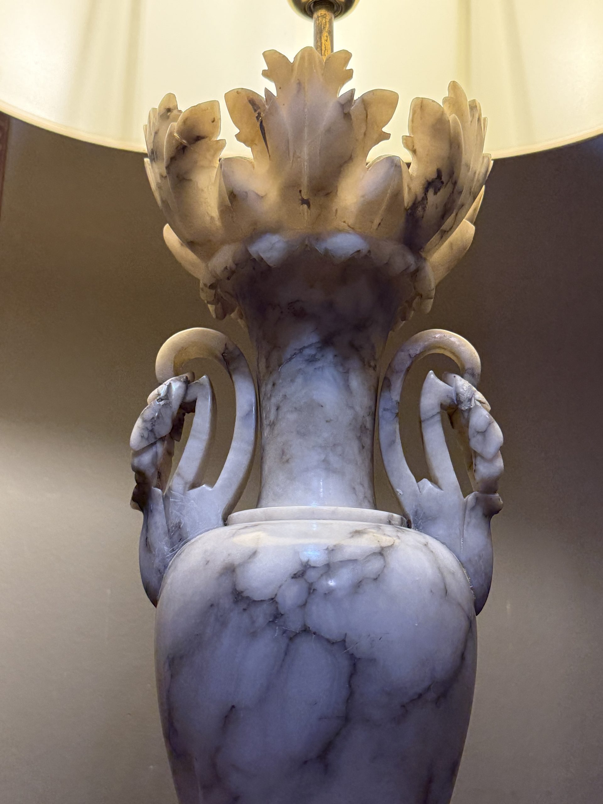 Lampă mare din alabastru sculptat, stil neoclasic, înălțime 88 cm, cablu textil nou și detalii decorative elegante. sertar magic București.