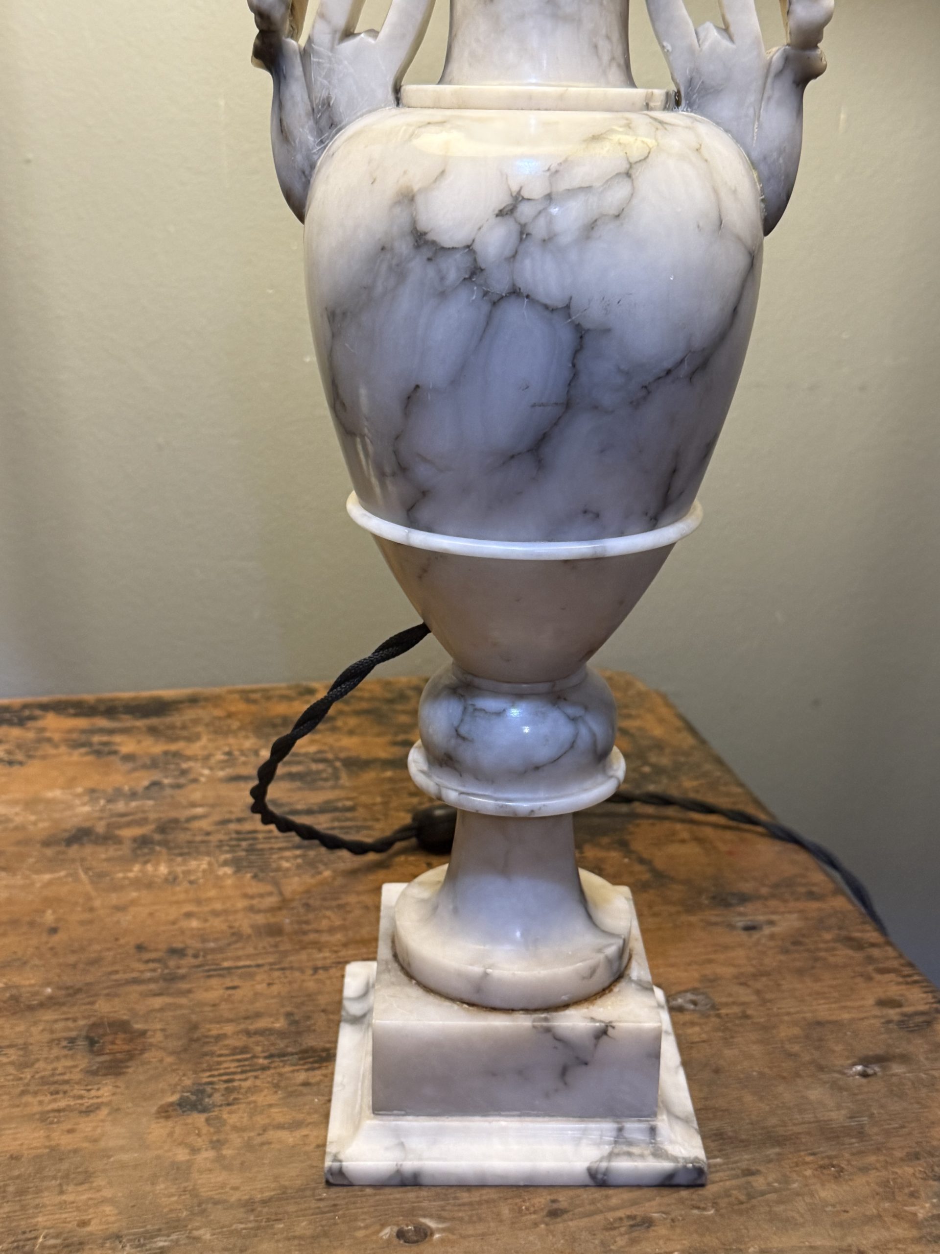 Lampă mare din alabastru sculptat, stil neoclasic, înălțime 88 cm, cablu textil nou și detalii decorative elegante. sertar magic București.