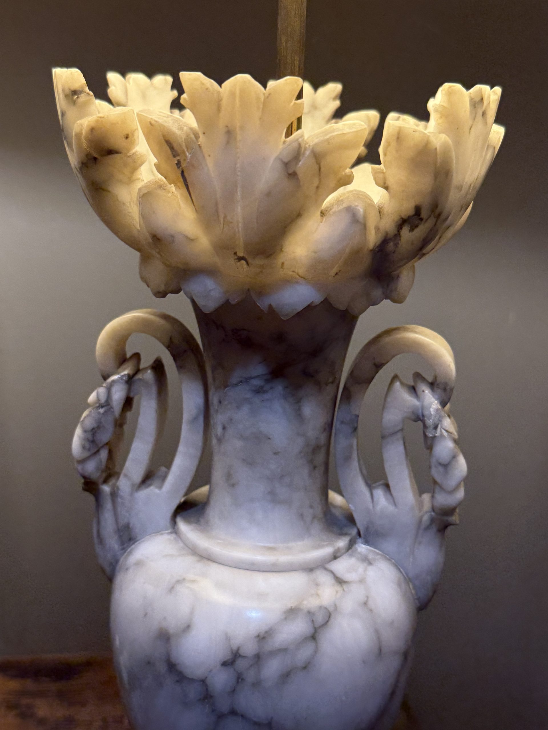 Lampă mare din alabastru sculptat, stil neoclasic, înălțime 88 cm, cablu textil nou și detalii decorative elegante. sertar magic București.