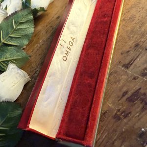 Cutie originală Omega pentru ceas de damă, anii 1950–1960, exterior roșu, interior catifea și satin, stare foarte bună. sertar magic București