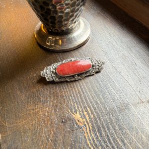 Broșă Art Deco din argint 800 cu marcasite și element central roșu tip coral reconstituit, 5 x 1,7 cm. sertar magic București