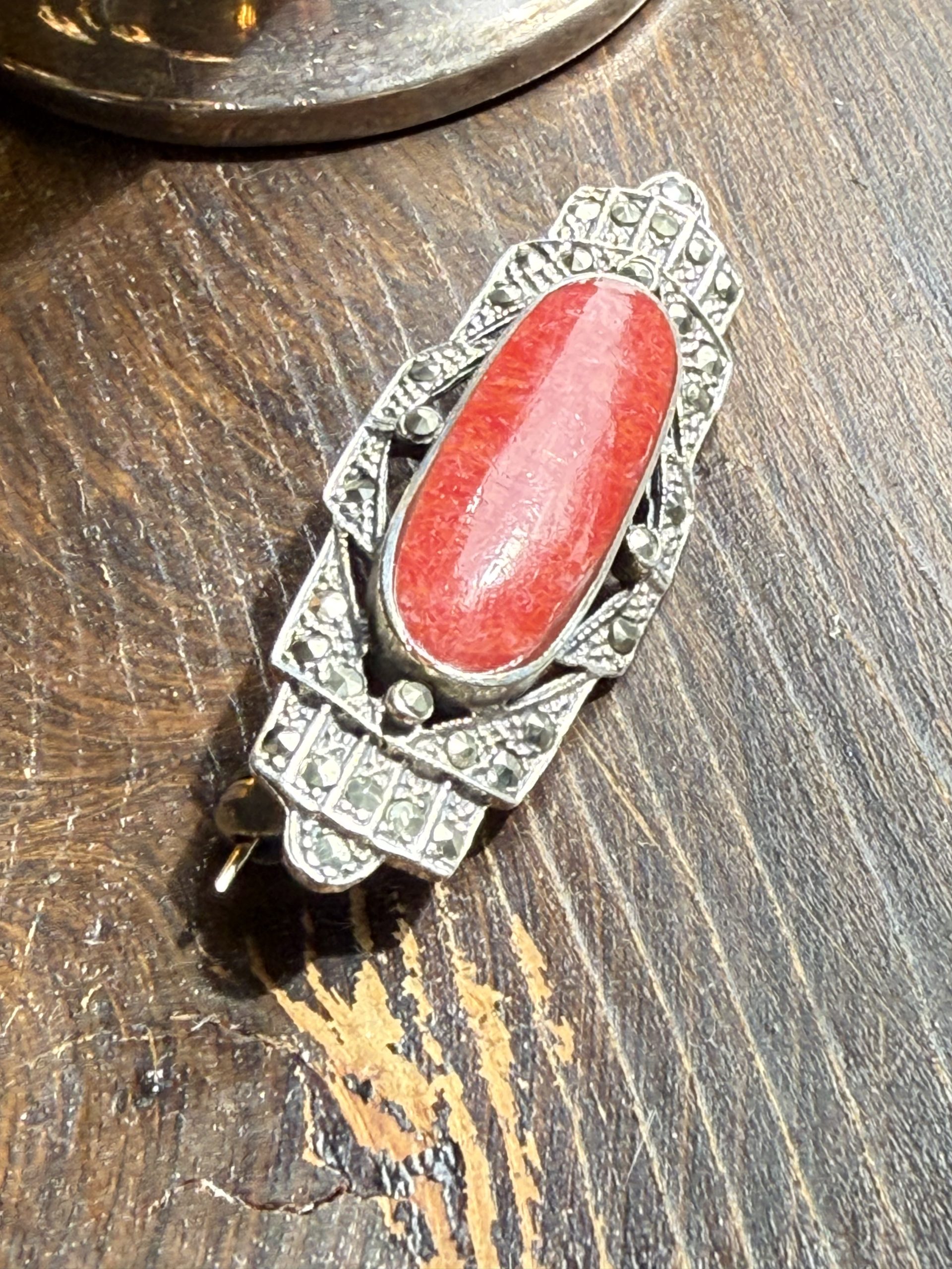 Broșă Art Deco din argint 800 cu marcasite și element central roșu tip coral reconstituit, 5 x 1,7 cm. sertar magic București