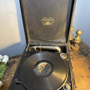 „Gramofon portabil Columbia Grafonola, anii 1920–1930, model tip valiză, nefuncțional dar complet, cu disc inclus. sertar magic București”