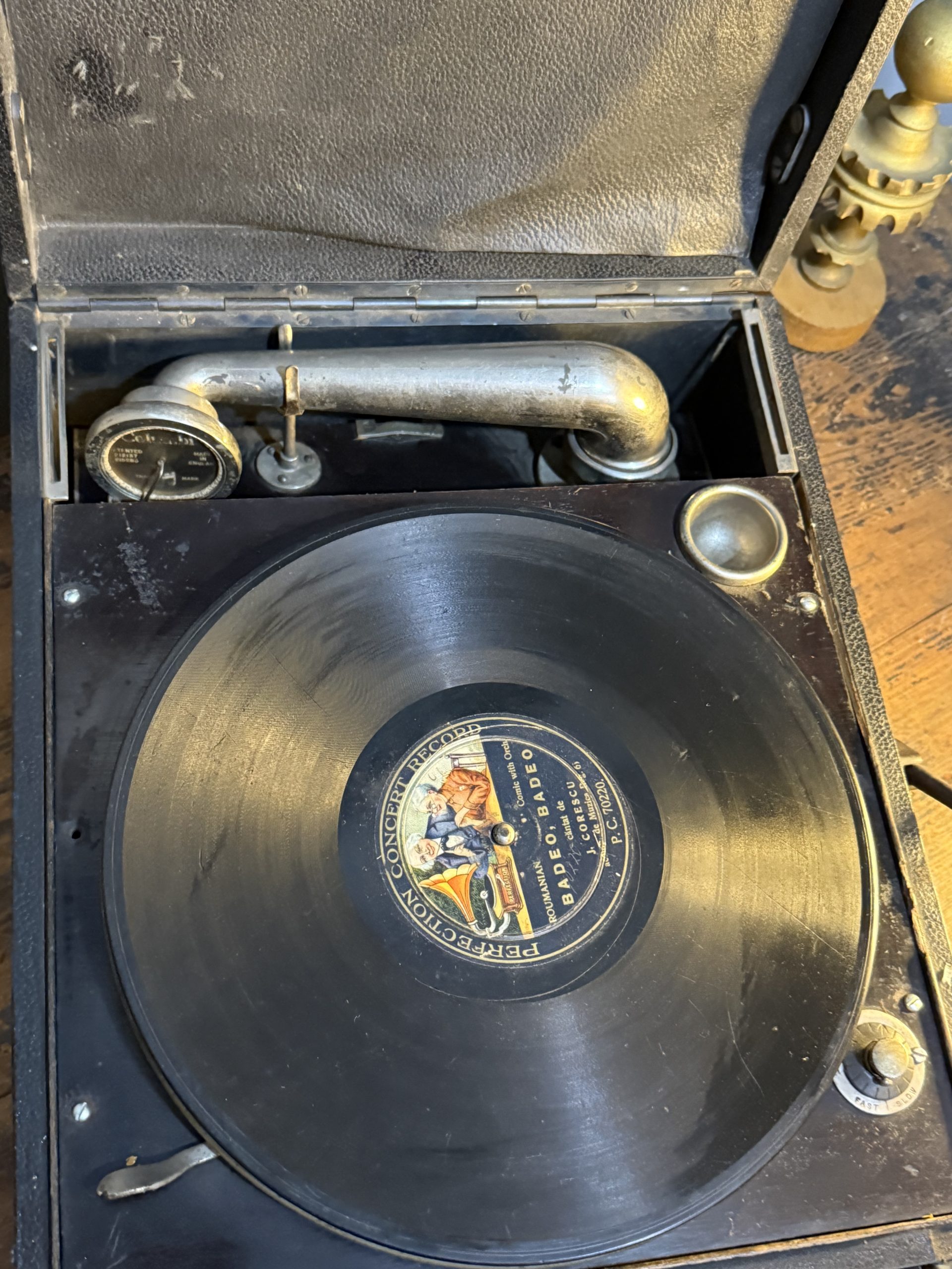„Gramofon portabil Columbia Grafonola, anii 1920–1930, model tip valiză, nefuncțional dar complet, cu disc inclus. sertar magic București”