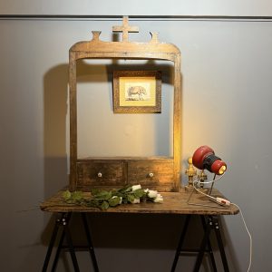 Etajeră veche din lemn, raportată din Bulgaria, cu două sertare cu mânere ceramice 65 x 103 x 14 cm – sertar magic București.