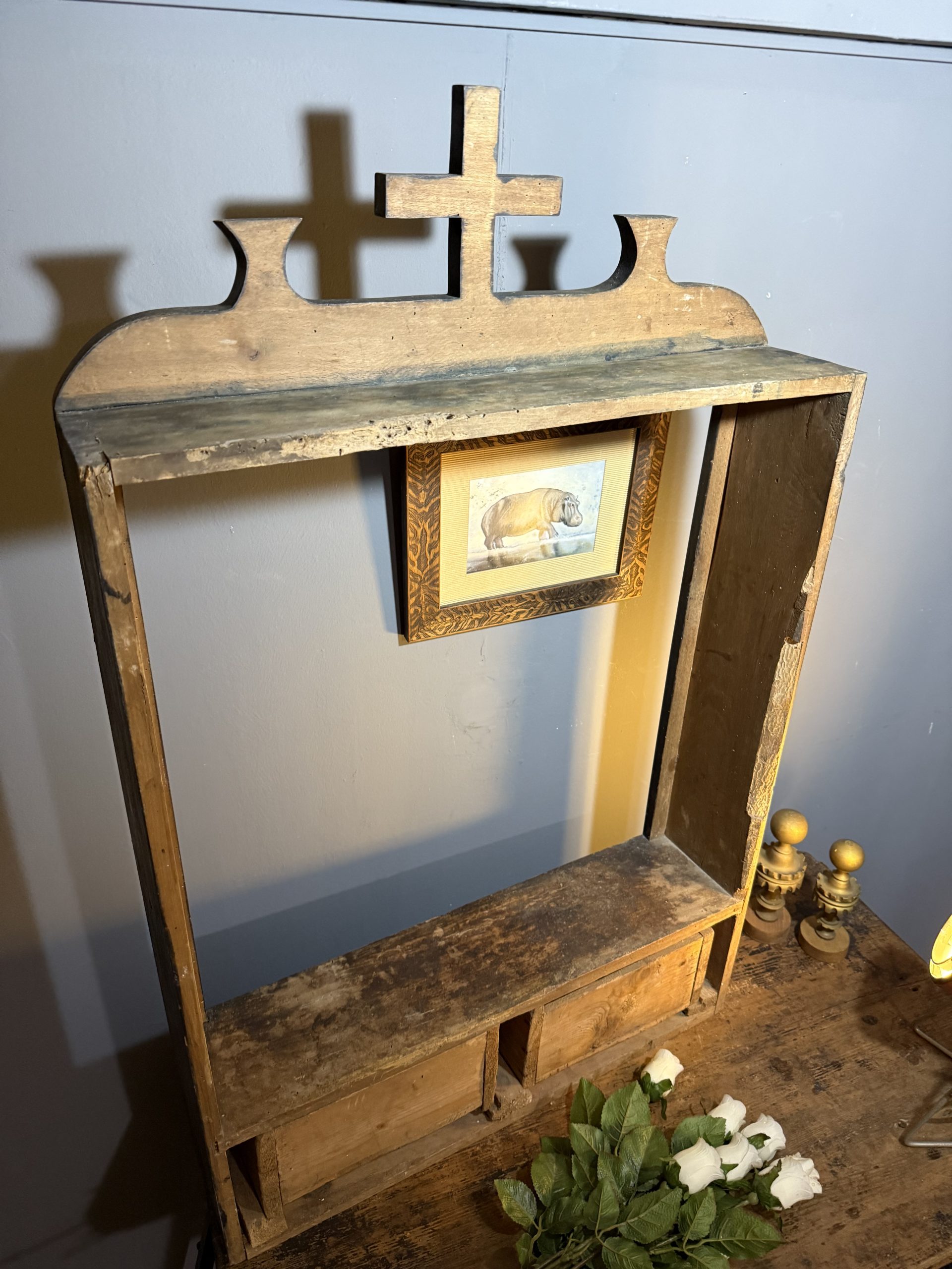 Etajeră veche din lemn, raportată din Bulgaria, cu două sertare cu mânere ceramice 65 x 103 x 14 cm – sertar magic București.