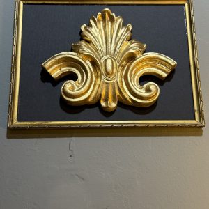 Ramă veche cu ornament din ipsos aurit pe fundal negru, montaj realizat manual, 26,5 x 20 cm – sertar magic București. vintage decor.