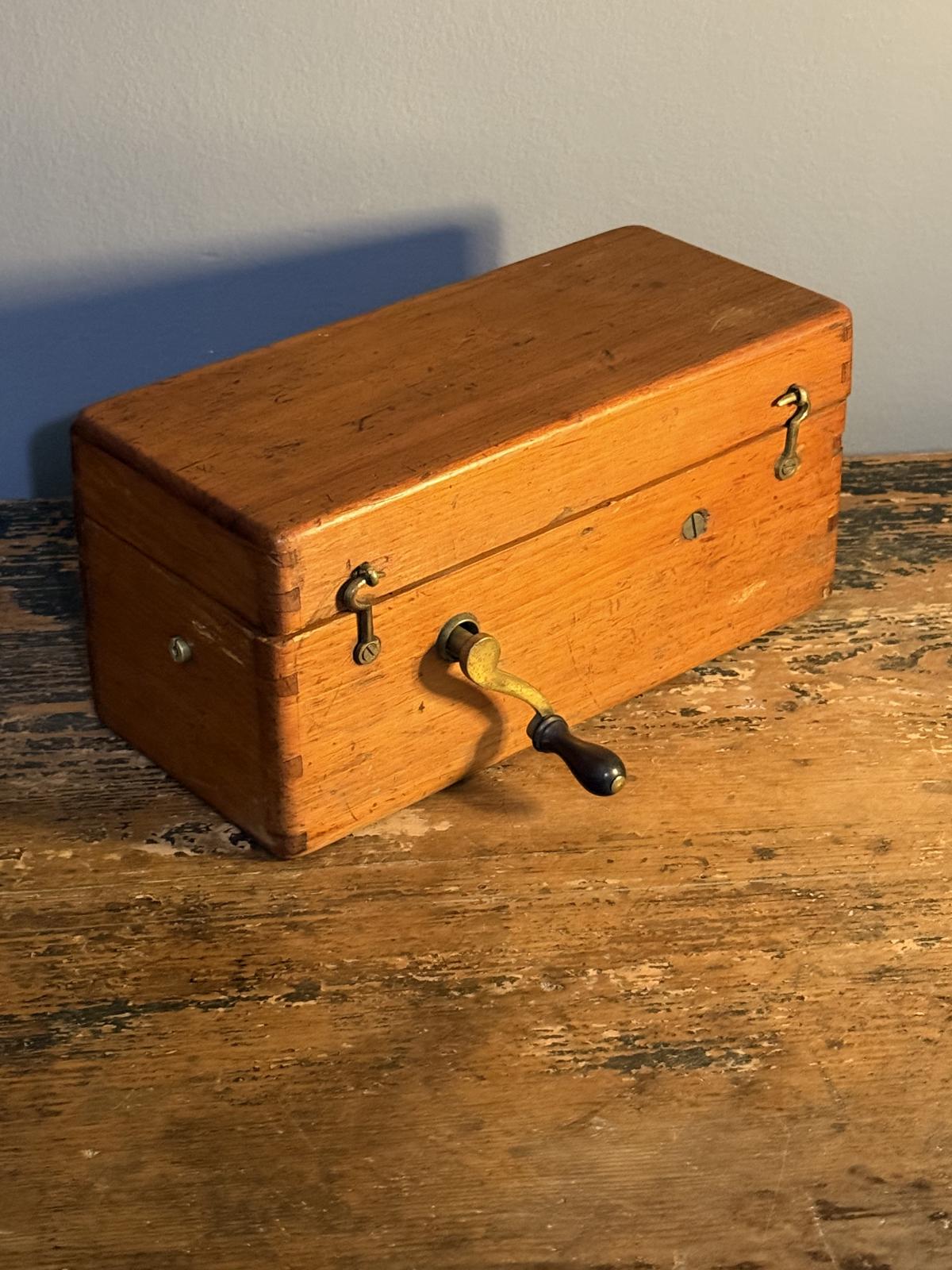 Aparat medical portabil cu magneto-electric, început de secol XX, J. Casartelli, Manchester. sertar magic București. Antichitati.