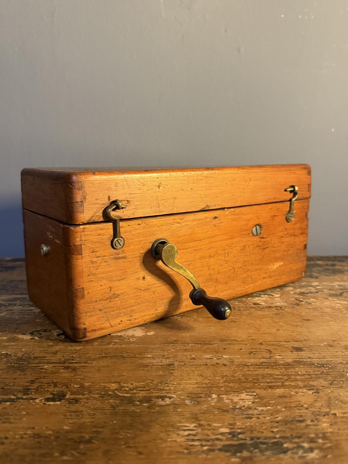 Aparat medical portabil cu magneto-electric, început de secol XX, J. Casartelli, Manchester. sertar magic București. Antichitati.